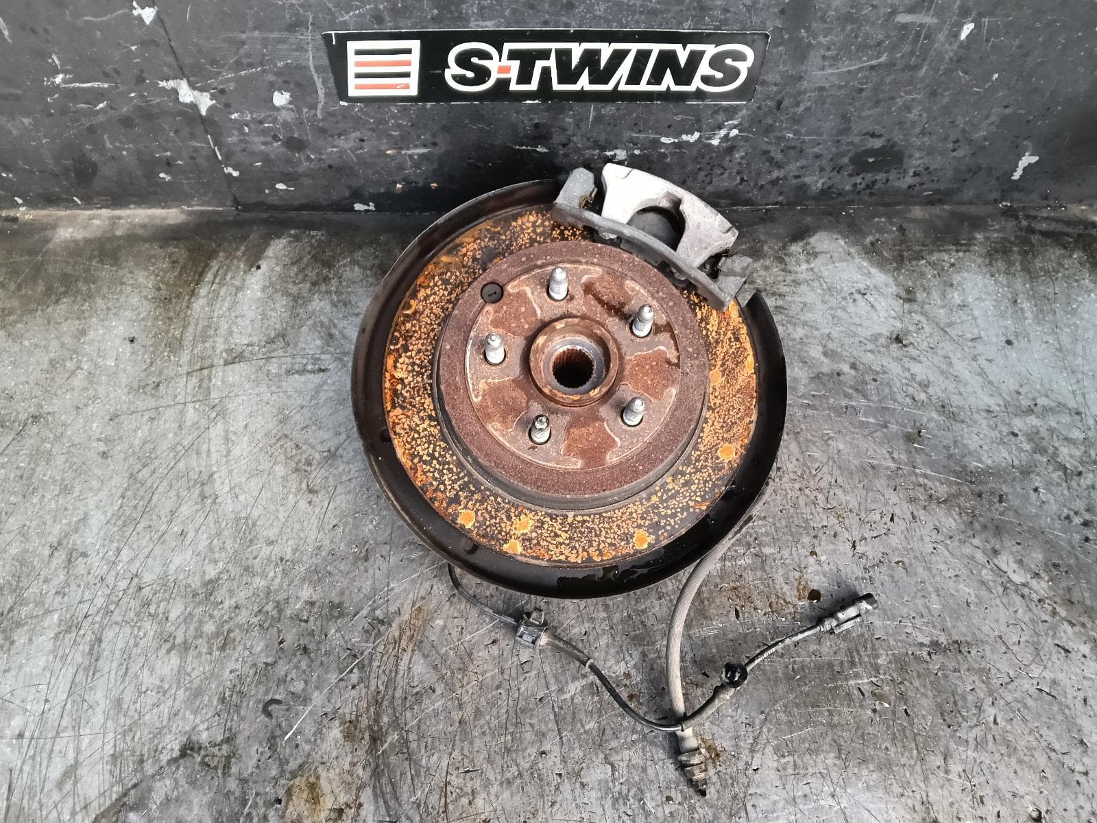 Used auto part listing image: 2014 HOLDEN COMMODORE RIGHT REAR HUB ASSEMBLY VE-VF, V6 TYPE, 08/06-12/17 0000409938