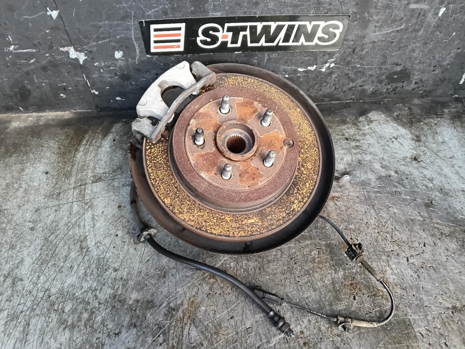 Used auto part listing image: 2014 HOLDEN COMMODORE LEFT REAR HUB ASSEMBLY VE-VF, V6 TYPE, 08/06-12/17 0000409939
