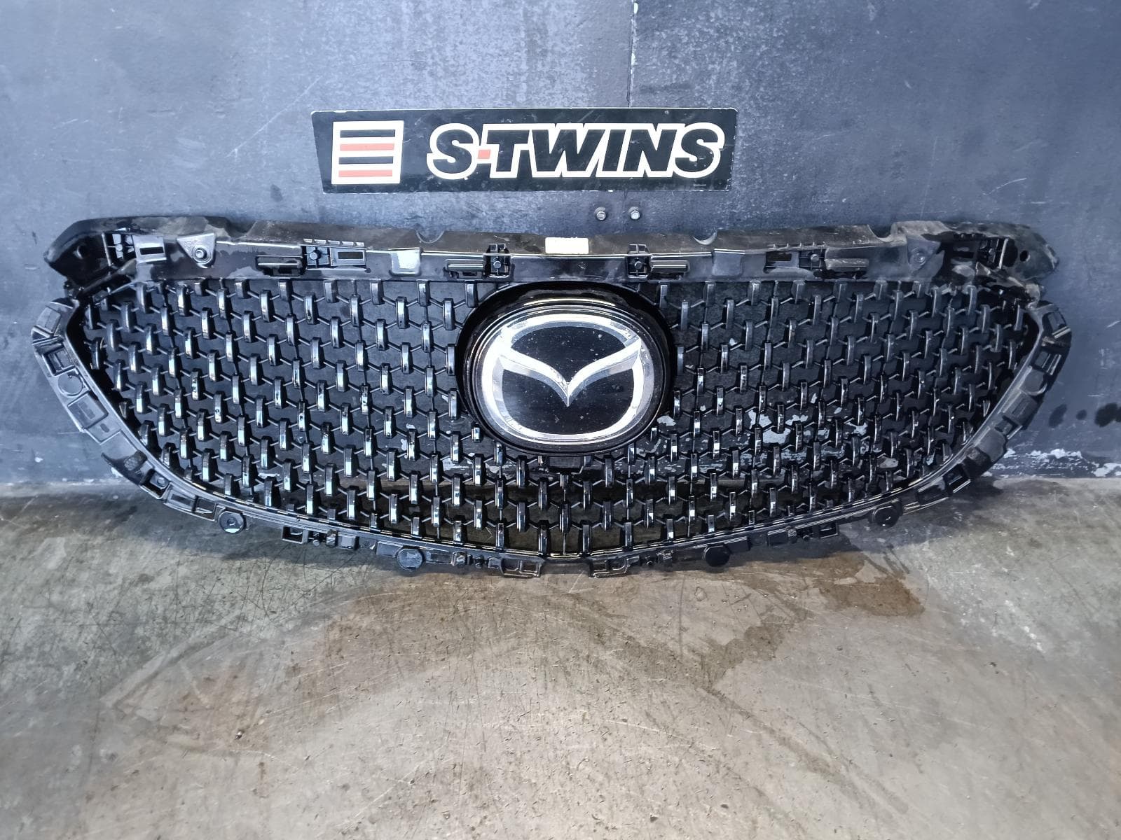 Used auto part listing image: 2018 MAZDA 6 GRILLE RADIATOR GRILLE, SPORT, GJ-GL, 10/14-02/18 0000409606