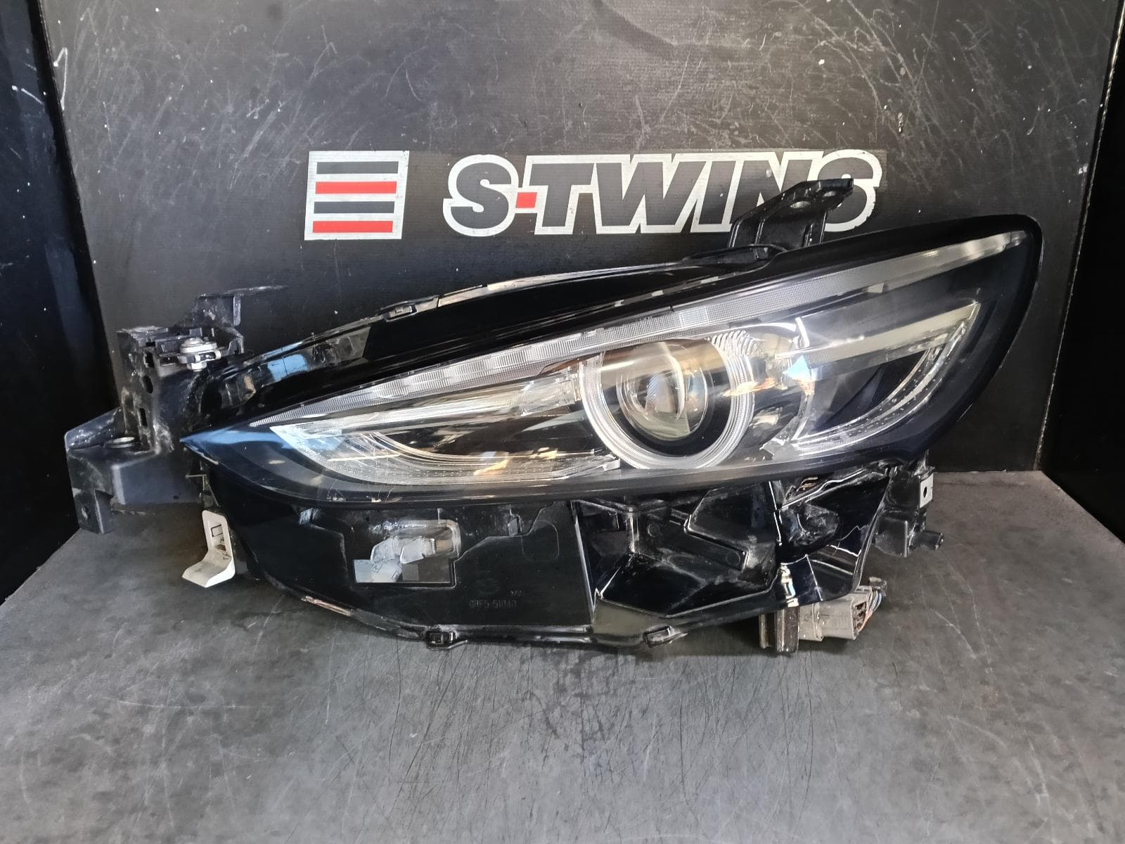 Used auto part listing image: 2018 MAZDA 6 LEFT HEADLAMP GL, SPORT/GSX, LED, NON ADAPTIVE TYPE, 03/18-12/24 0000409494
