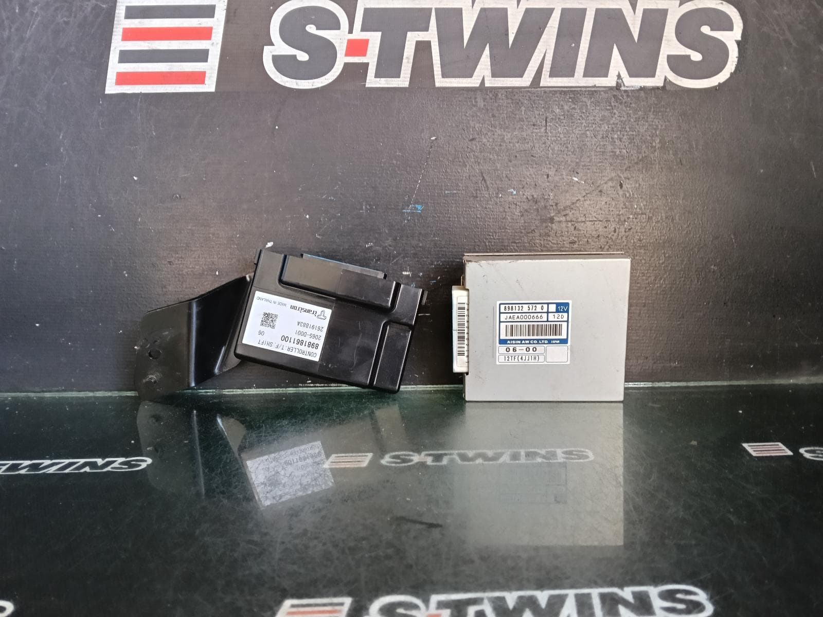 Used auto part listing image: 2012 ISUZU DMAX RC, TRANSMISSION ECU, P/N 8981325720 (MOUNTED ABOVE PASSENGER KICK PANEL), 05/12-06/20 0000409576