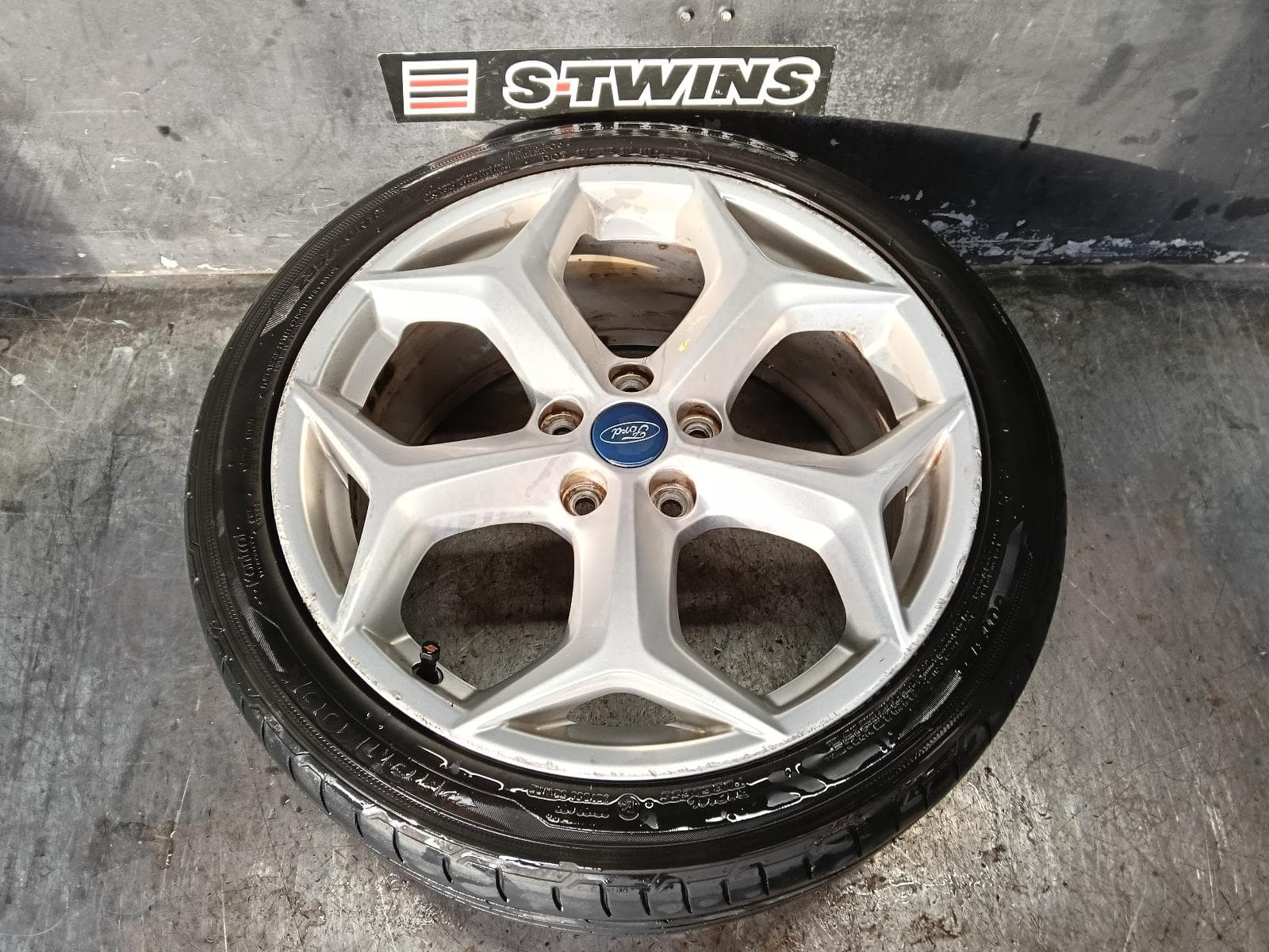 Used auto part listing image: 2012 FORD FOCUS WHEEL MAG FACTORY, 18.8IN, 5 Y SPOKE, LW, ST TYPE, 08/12-08/15 0000409198