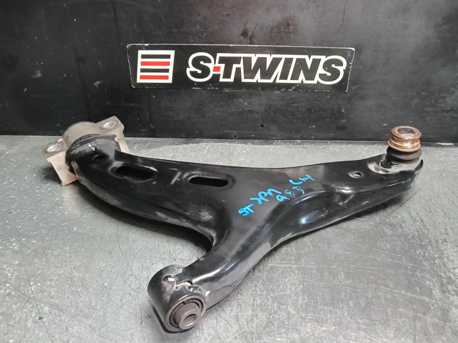Used auto part listing image: 2015 SUBARU OUTBACK LEFT FRONT LOWER CONTROL ARM 6TH GEN, 08/14-12/20 0000411091