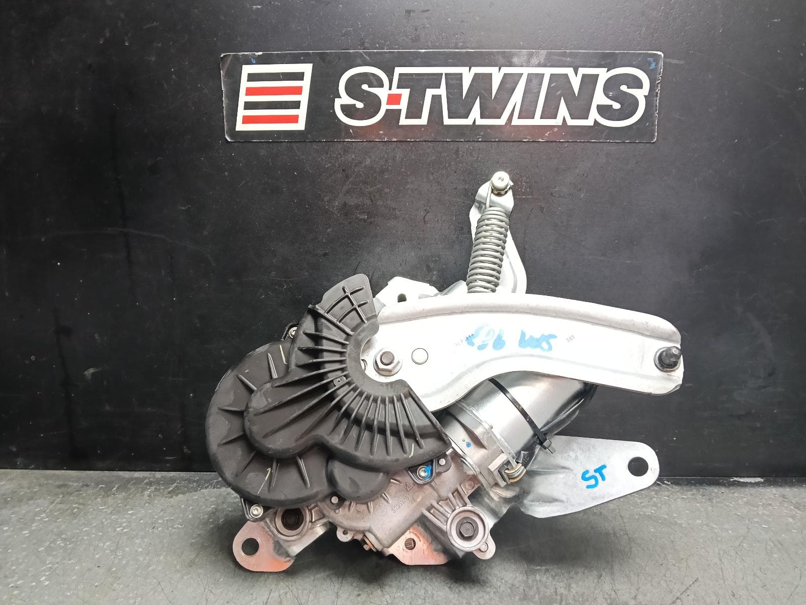 Used auto part listing image: 2015 SUBARU OUTBACK HATCH STRUT TAILGATE LIFT MOTOR, 6TH GEN, 08/14-12/20 0000411096