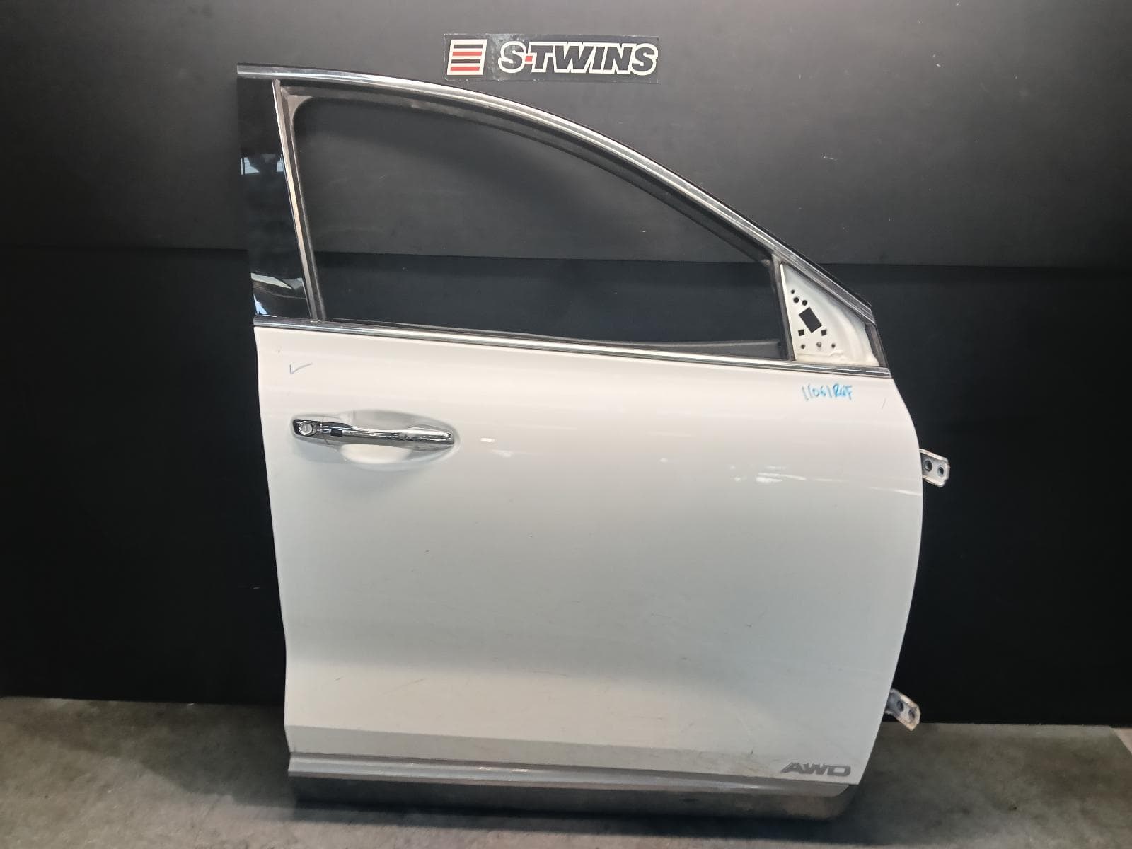 Used auto part listing image: 2019 KIA SORENTO RIGHT FRONT DOOR UM, 03/15-02/20 0000413355
