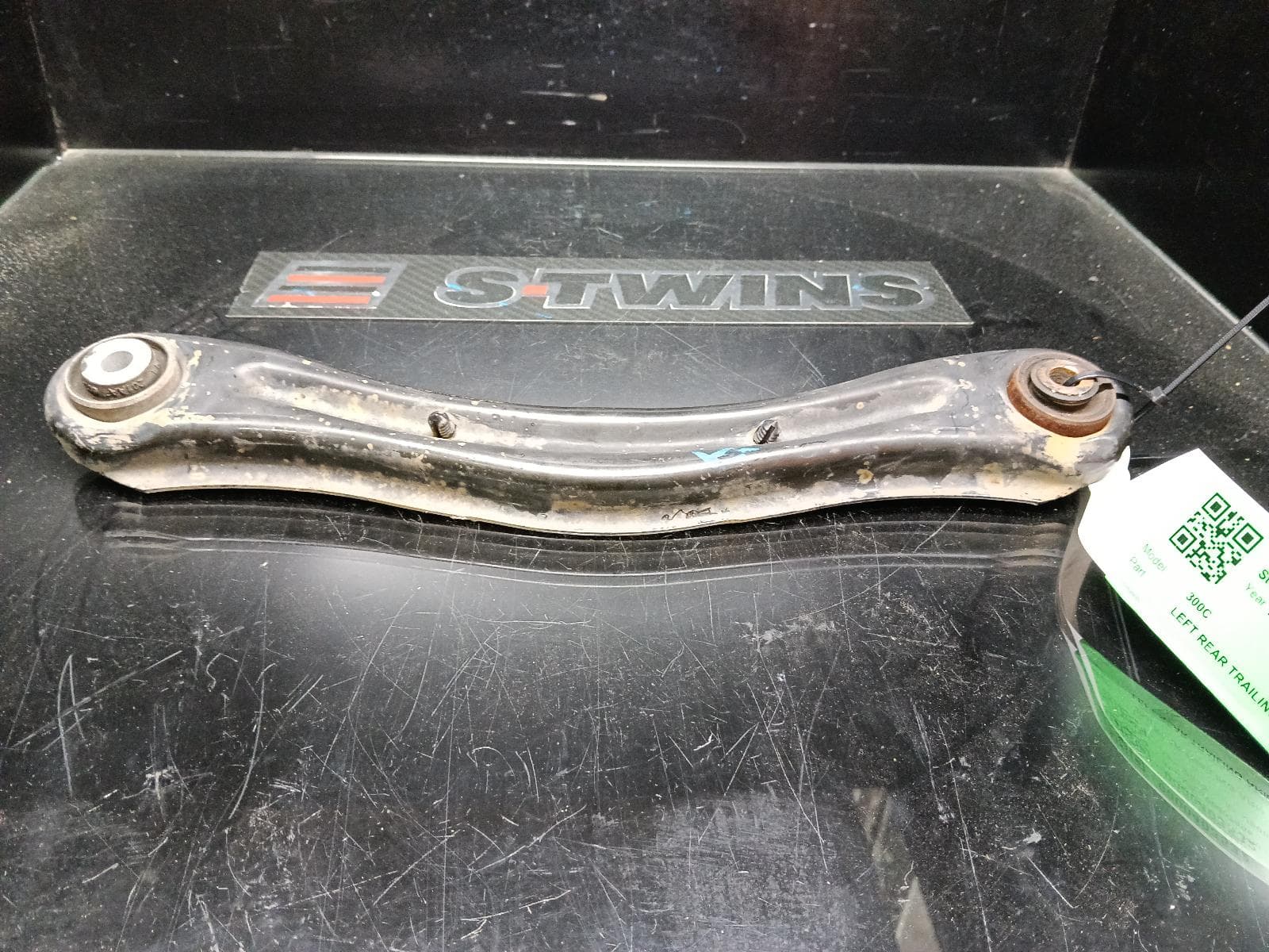 Used auto part listing image: 2015 CHRYSLER 300C LEFT REAR TRAILING ARM UPPER CONTROL ARM-REAR, LX2, 12/11-12/21 0000403532