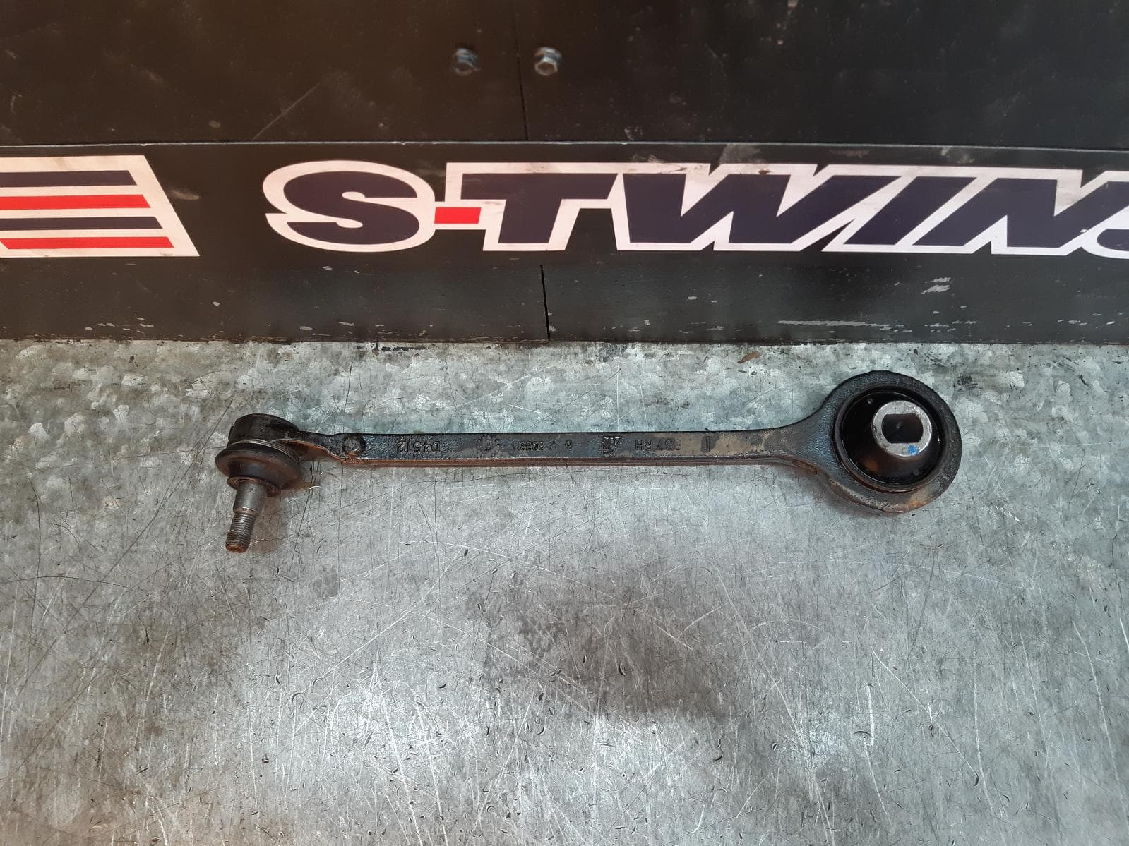 Used auto part listing image: 2019 CHRYSLER 300C RIGHT FRONT LOWER CONTROL ARM LOWER SUPPORT ARM, SRT-8 TYPE, LX2, 12/11-12/21 0000119319