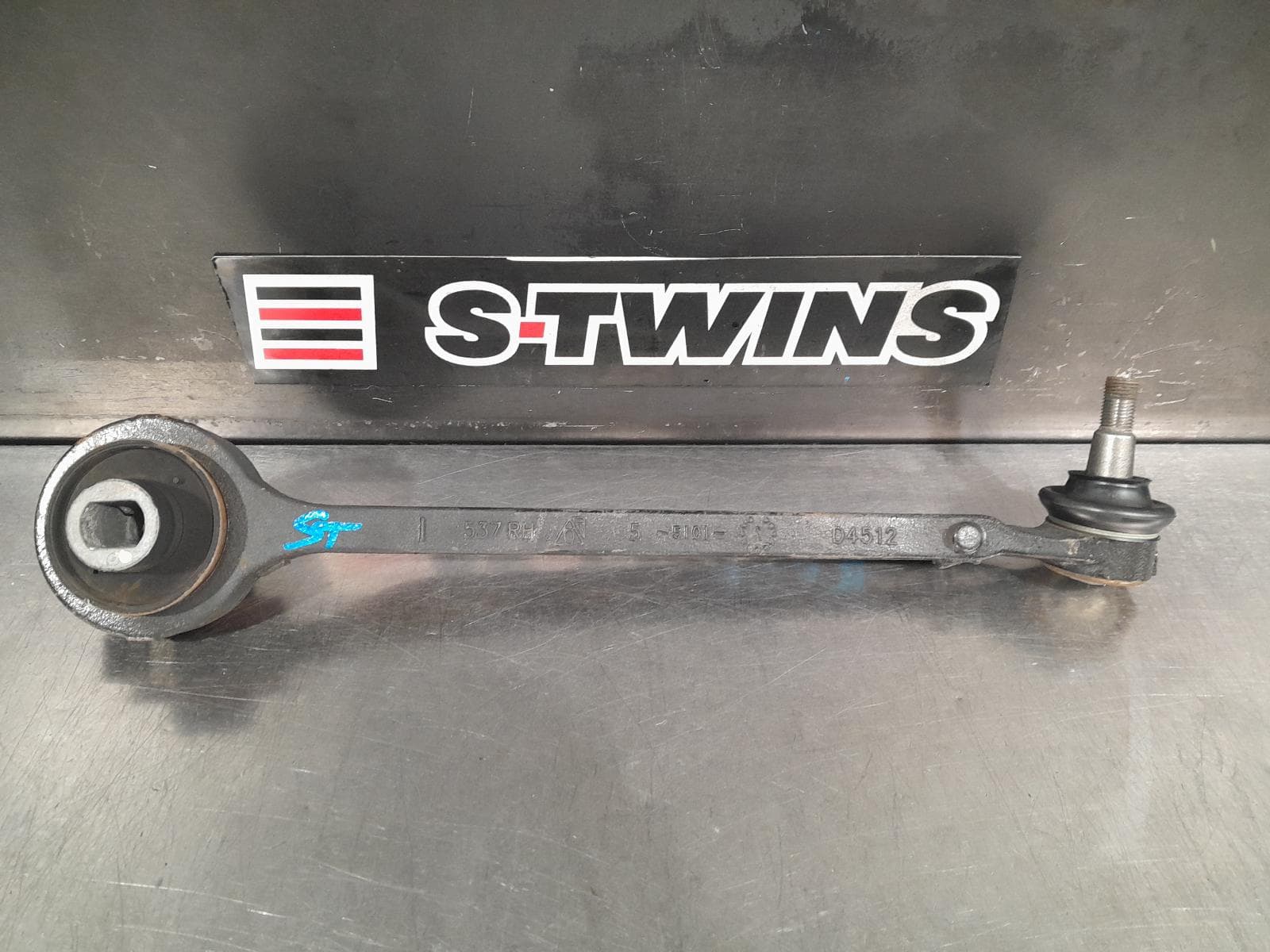 Used auto part listing image: 2015 CHRYSLER 300C RIGHT FRONT LOWER CONTROL ARM LOWER SUPPORT ARM, SRT-8 TYPE, LX2, 12/11-12/21 0000306779