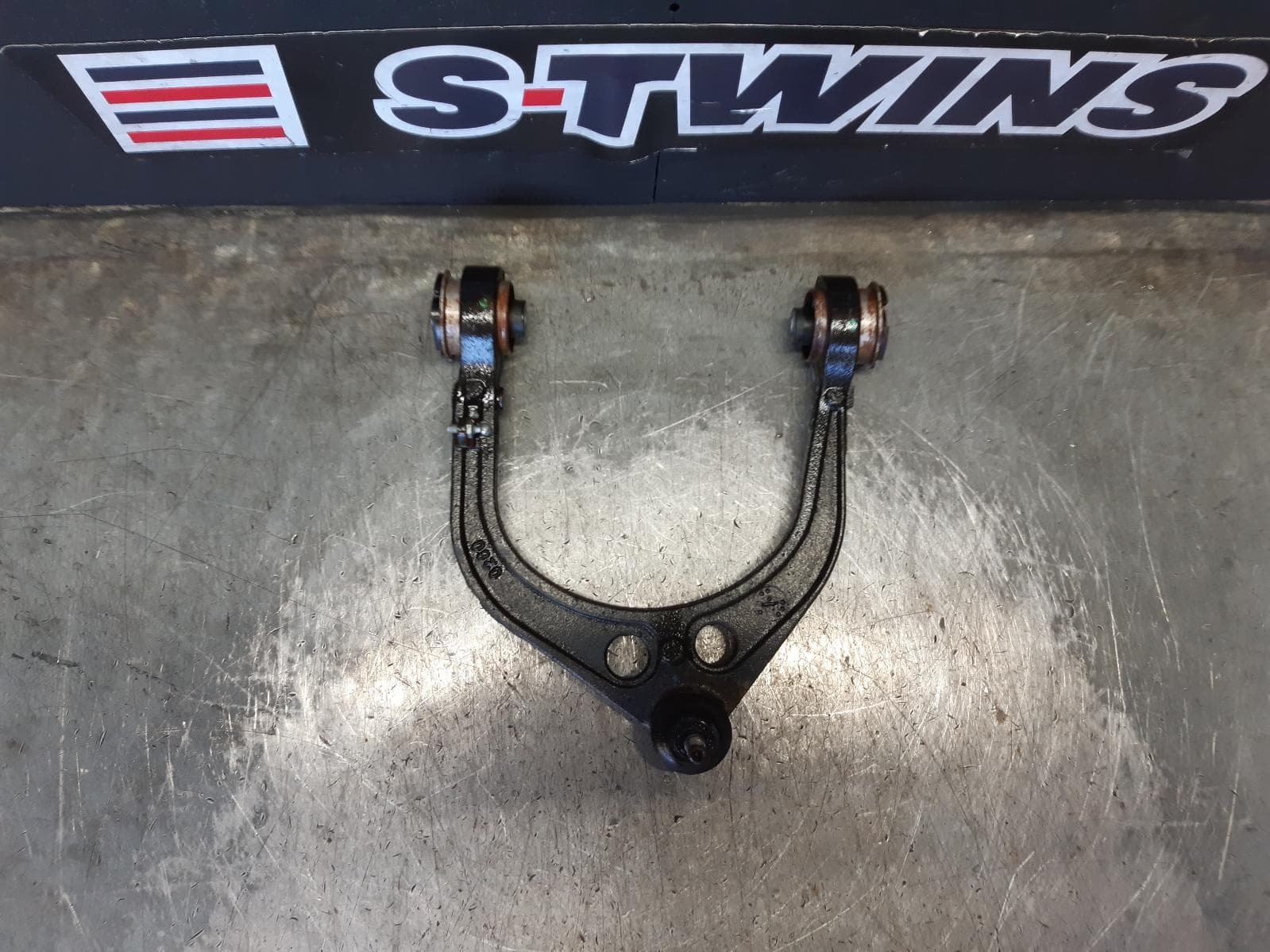 Used auto part listing image: 2019 CHRYSLER 300C RIGHT FRONT UPPER CONTROL ARM LX2, 12/11-12/21 0000183385
