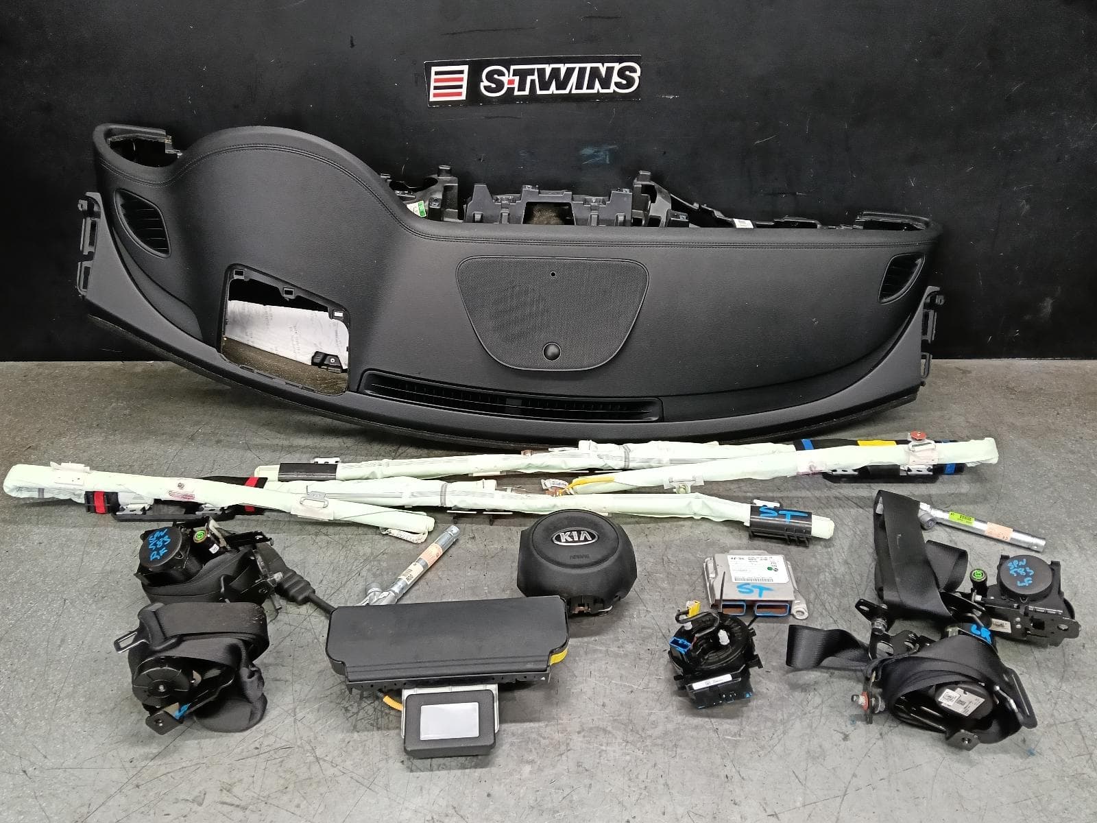 Used auto part listing image: 2018 KIA STINGER AIRBAG ASSEMBLY DUAL AIRBAG ASSY, CK, 06/17-04/23 0000408971