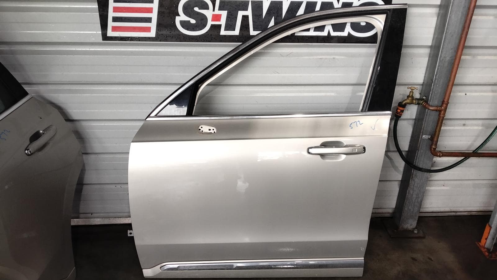 Used auto part listing image: 2016 VOLVO XC90 LEFT FRONT DOOR Mk2, 04/15- 0000406946