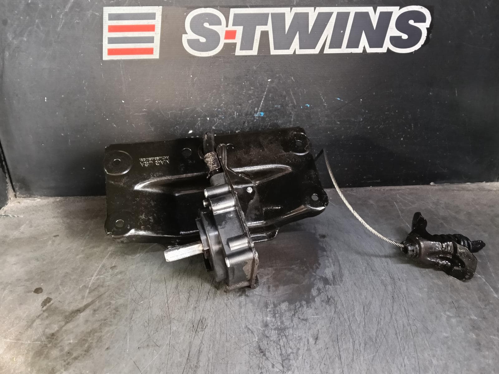 Used auto part listing image: 2014 HOLDEN COMMODORE SPARE WHEEL WINCH VF, 05/13-12/17 0000409945