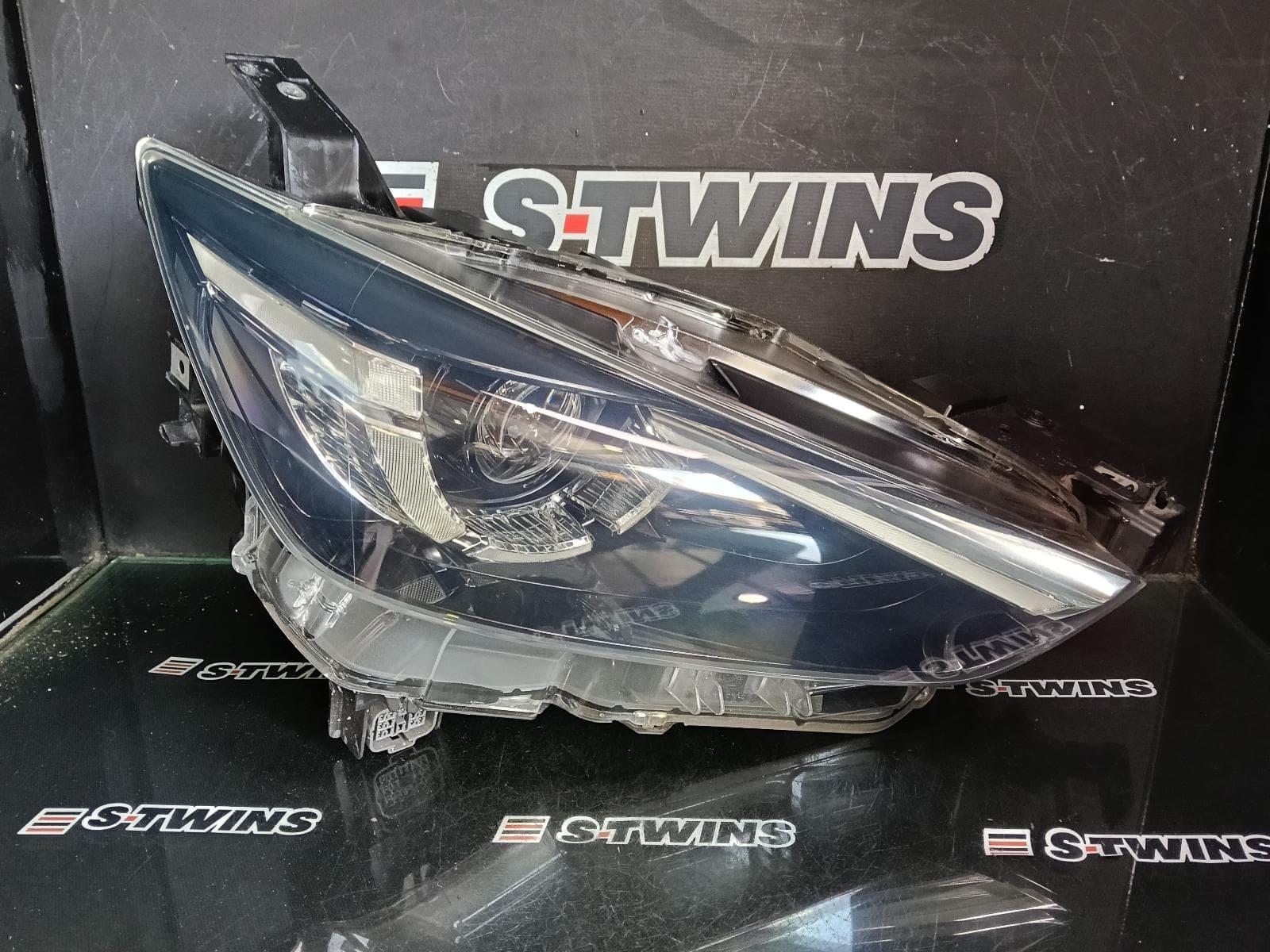 Used auto part listing image: 2016 MAZDA CX3 RIGHT HEADLAMP DK, W/ LED, ADAPTIVE TYPE, PART# DH2D, 03/15-03/20 0000378105
