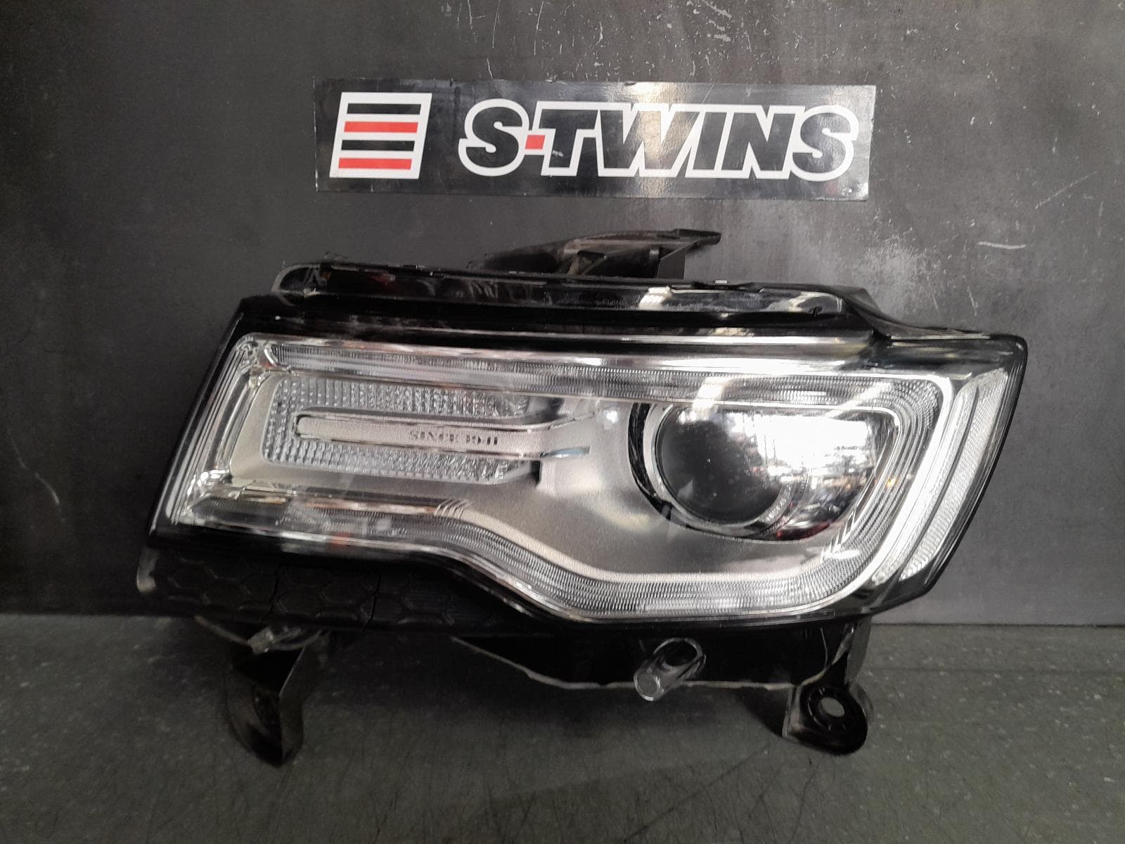 Used auto part listing image: 2016 JEEP GRANDCHEROKEE LEFT HEADLAMP WK, LAREDO/LIMITED/OVERLAND/SUMMIT, XENON, NON AFS TYPE (LM2), 04/13-09/16 0000339310