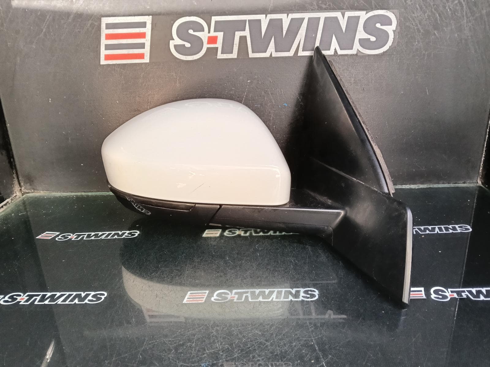 Used auto part listing image: 2018 LAND ROVER DISCOVERY SPORT RIGHT DOOR MIRROR L550, NON WATER WADING, W/ MEMORY, NON BLIND SPOT TYPE, W/ REAR VIEW CAMERA TYPE, 01/15-06/19 0000411164