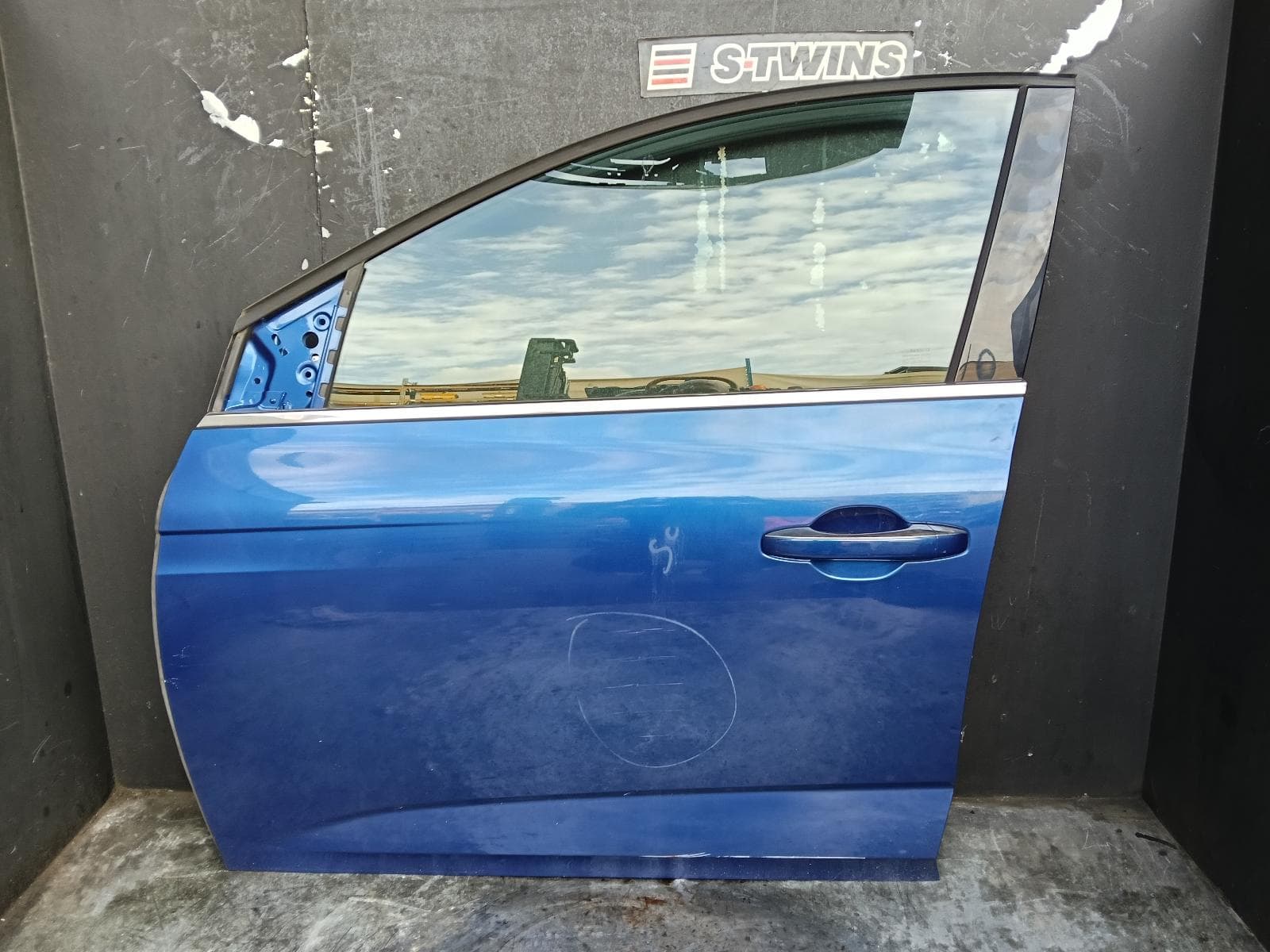 Used auto part listing image: 2017 RENAULT MEGANE LEFT FRONT DOOR BFB/KFB, HATCH/WAGON, 06/16-02/20 0000409359