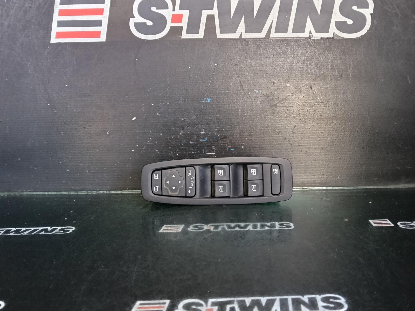 Used auto part listing image: 2017 RENAULT MEGANE PWR DR WIND SWITCH RH FRONT (MASTER SWITCH), BFB/KFB, HATCH/WAGON, 06/16-02/20 0000409425