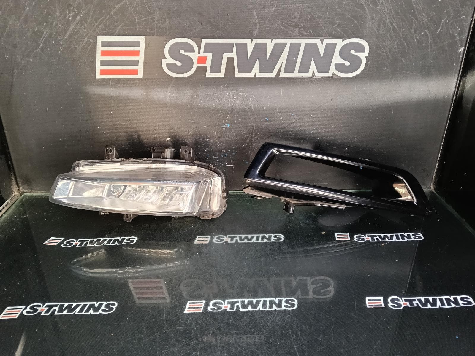 Used auto part listing image: 2018 LAND ROVER DISCOVERY SPORT BUMPER FOGLAMP, L550, 01/15-06/19 0000411173
