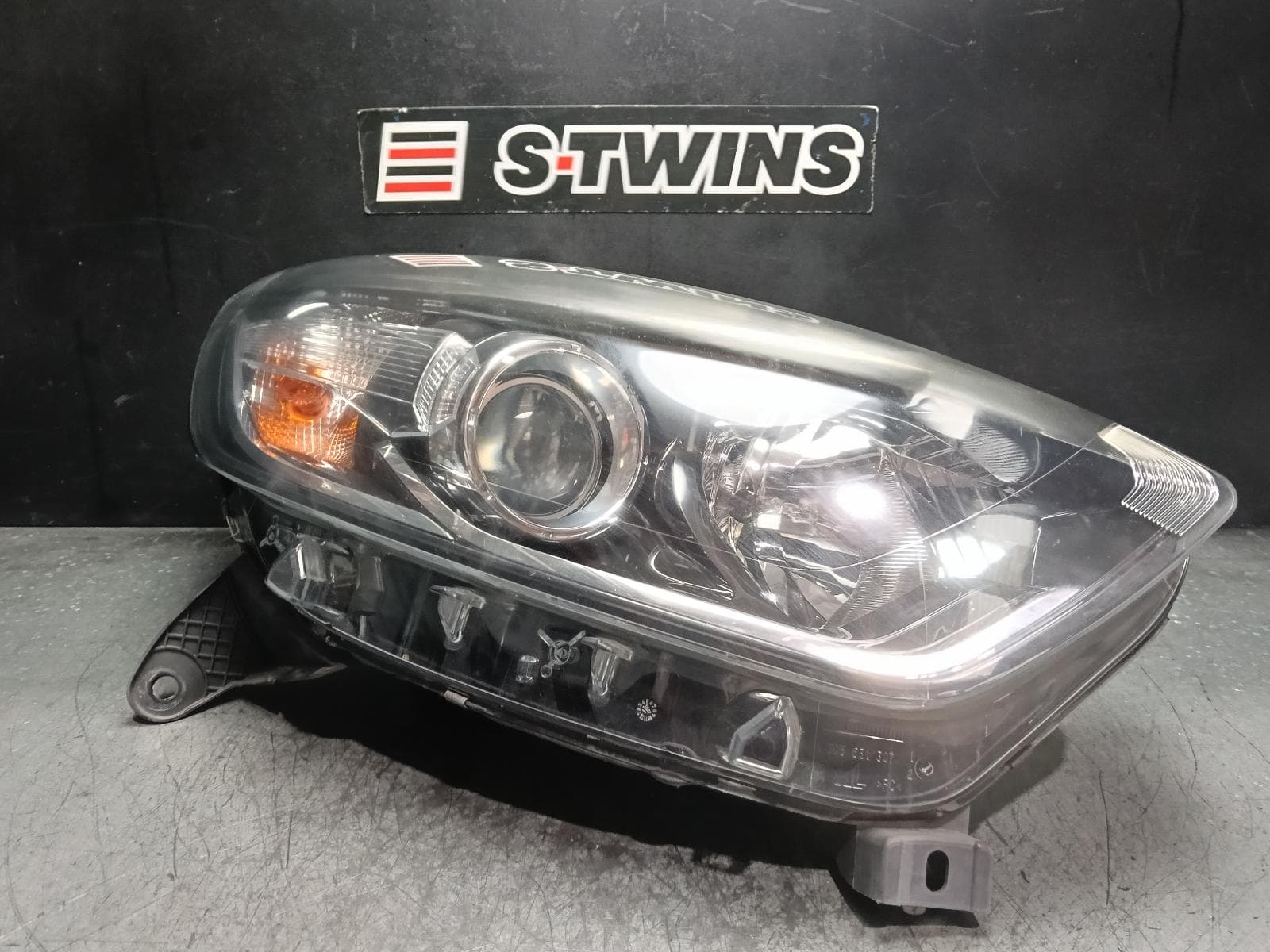 Used auto part listing image: 2015 RENAULT CAPTUR RIGHT HEADLAMP J87, LED TYPE, DAYTIME RUNNING LAMP, NON AUTO LEVELING TYPE, 08/14-12/20 0000410399