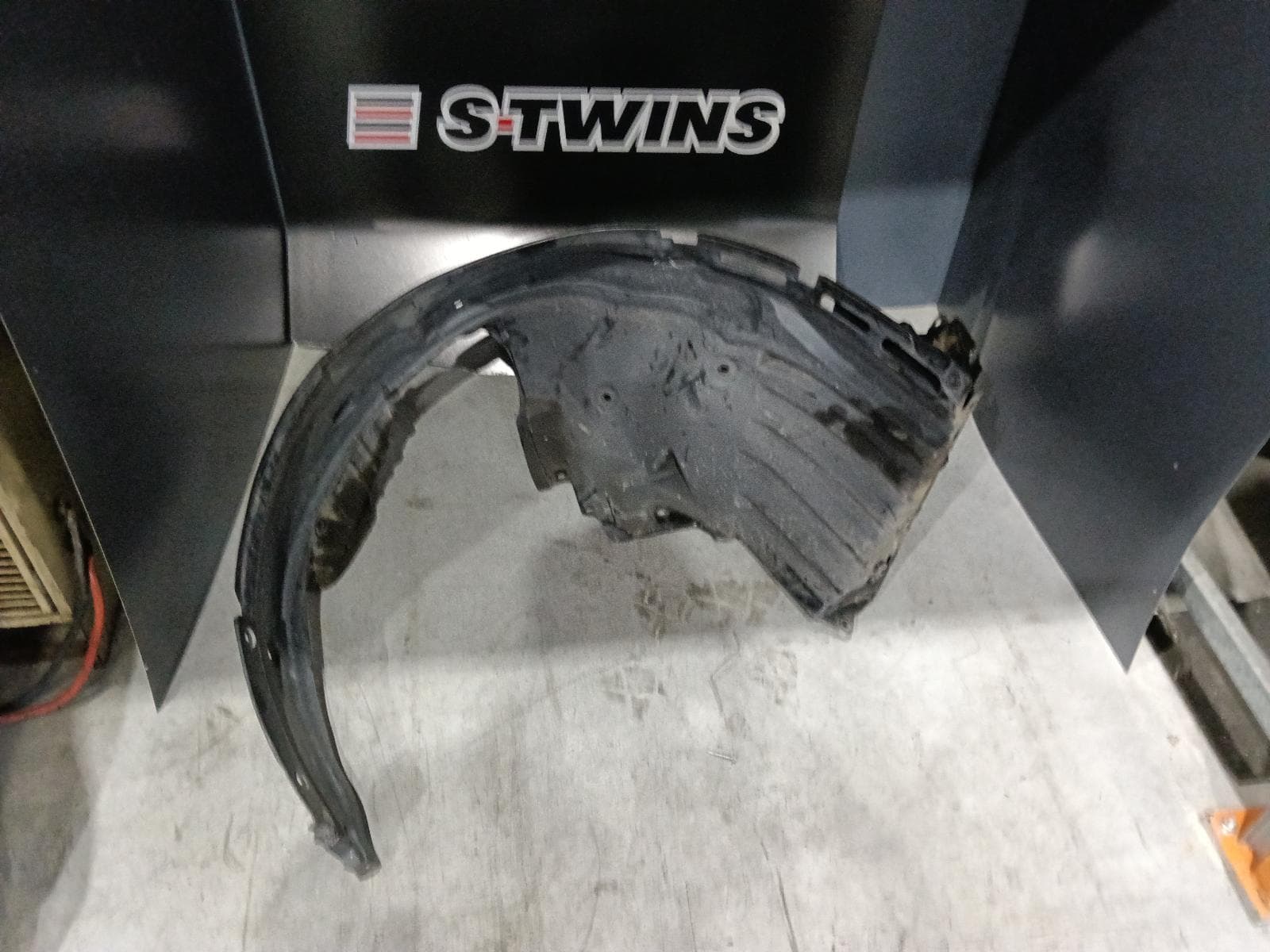 Used auto part listing image: 2021 SUBARU OUTBACK RIGHT GUARD LINER 7TH GEN, FRONT, 12/20- 0000409975
