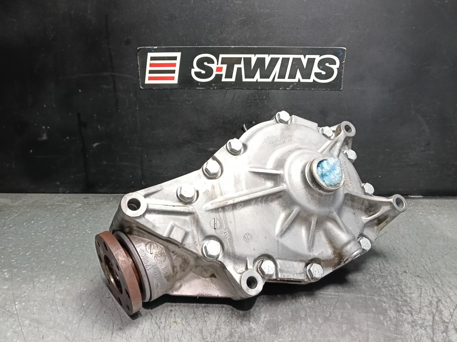 Used auto part listing image: 2014 BMW X5 DIFFERENTIAL CENTRE FRONT, PETROL, 4.4, TWIN TURBO, N63, xDRIVE50i, 3.15 RATIO, F15, 09/13-07/18 0000410013