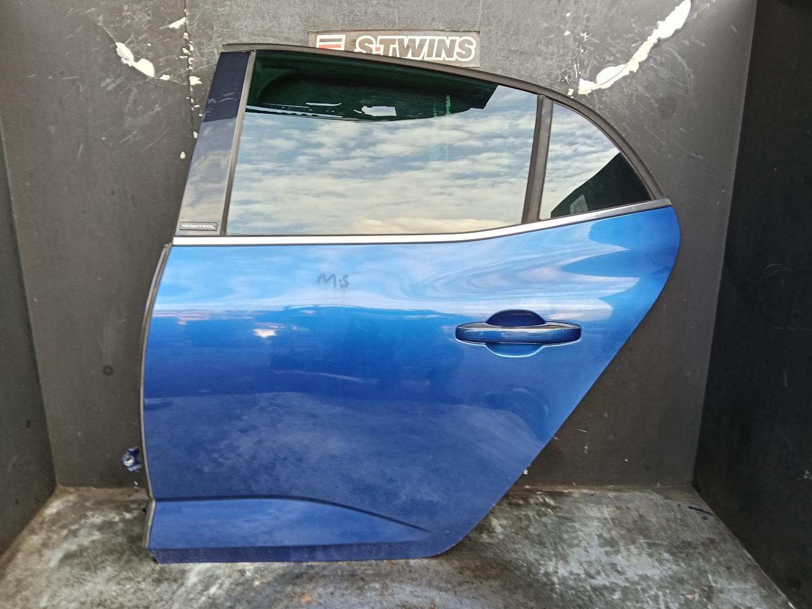 Used auto part listing image: 2017 RENAULT MEGANE LEFT REAR DOOR SLIDING BFB, HATCH, 06/16-02/20 0000409357