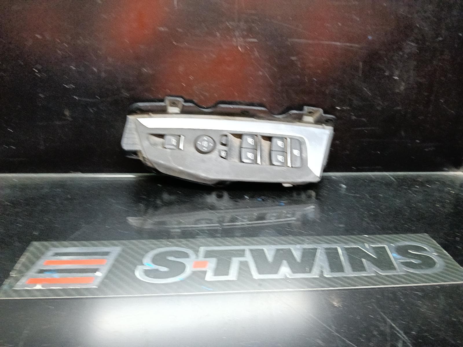 Used auto part listing image: 2019 BMW X4 PWR DR WIND SWITCH RH FRONT (MASTER SWITCH), G02/F98, 05/18-11/25 0000410087