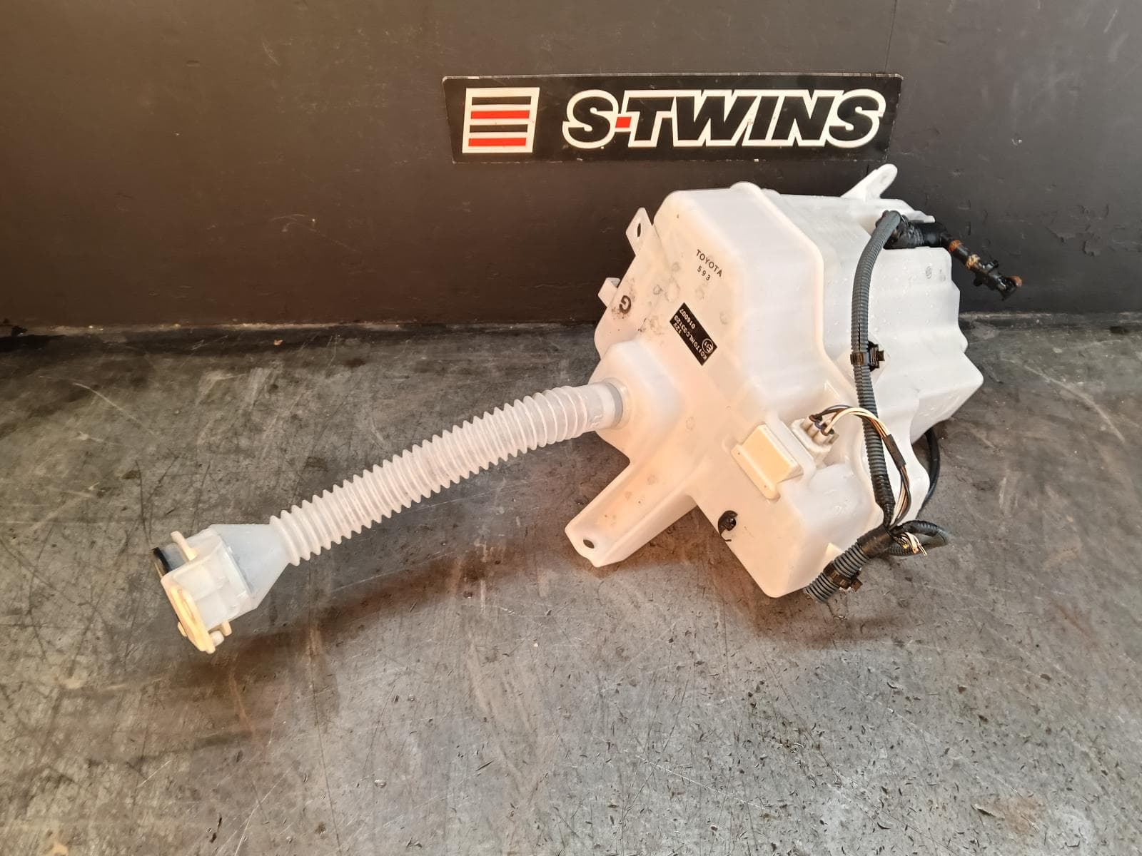 Used auto part listing image: 2015 TOYOTA RAV4 WASHER BOTTLE XA40, W/ H/LAMP WASHER TYPE, 12/12-12/18 0000412262