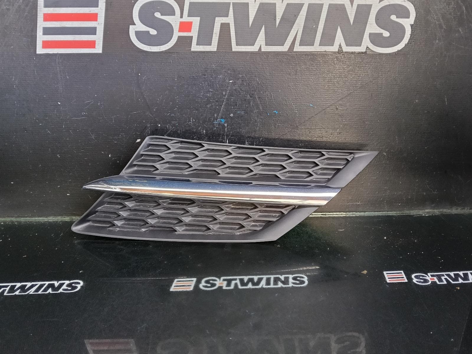 Used auto part listing image: 2015 TOYOTA RAV4 GRILLE RADIATOR GRILLE (LH SIDE), XA40, 12/12-09/15 0000412269