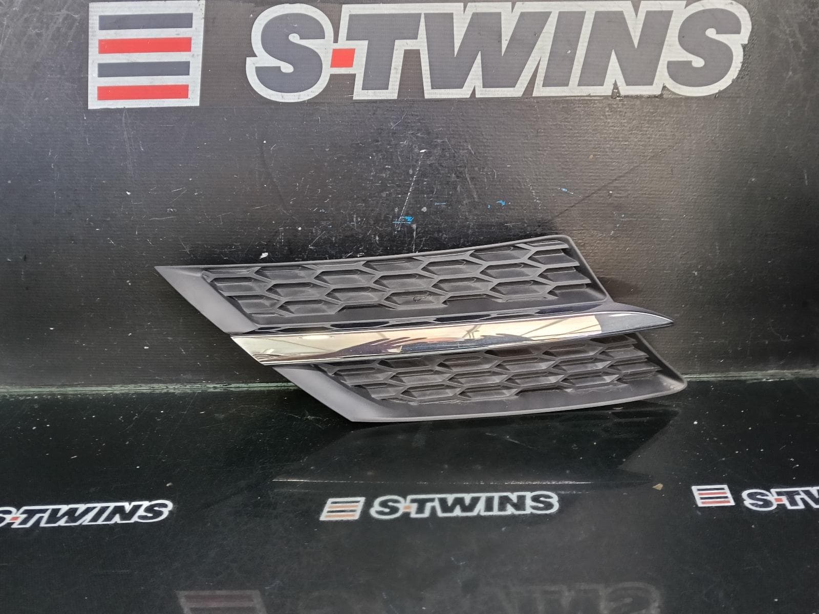 Used auto part listing image: 2015 TOYOTA RAV4 GRILLE RADIATOR GRILLE (RH SIDE), XA40, 12/12-09/15 0000412270