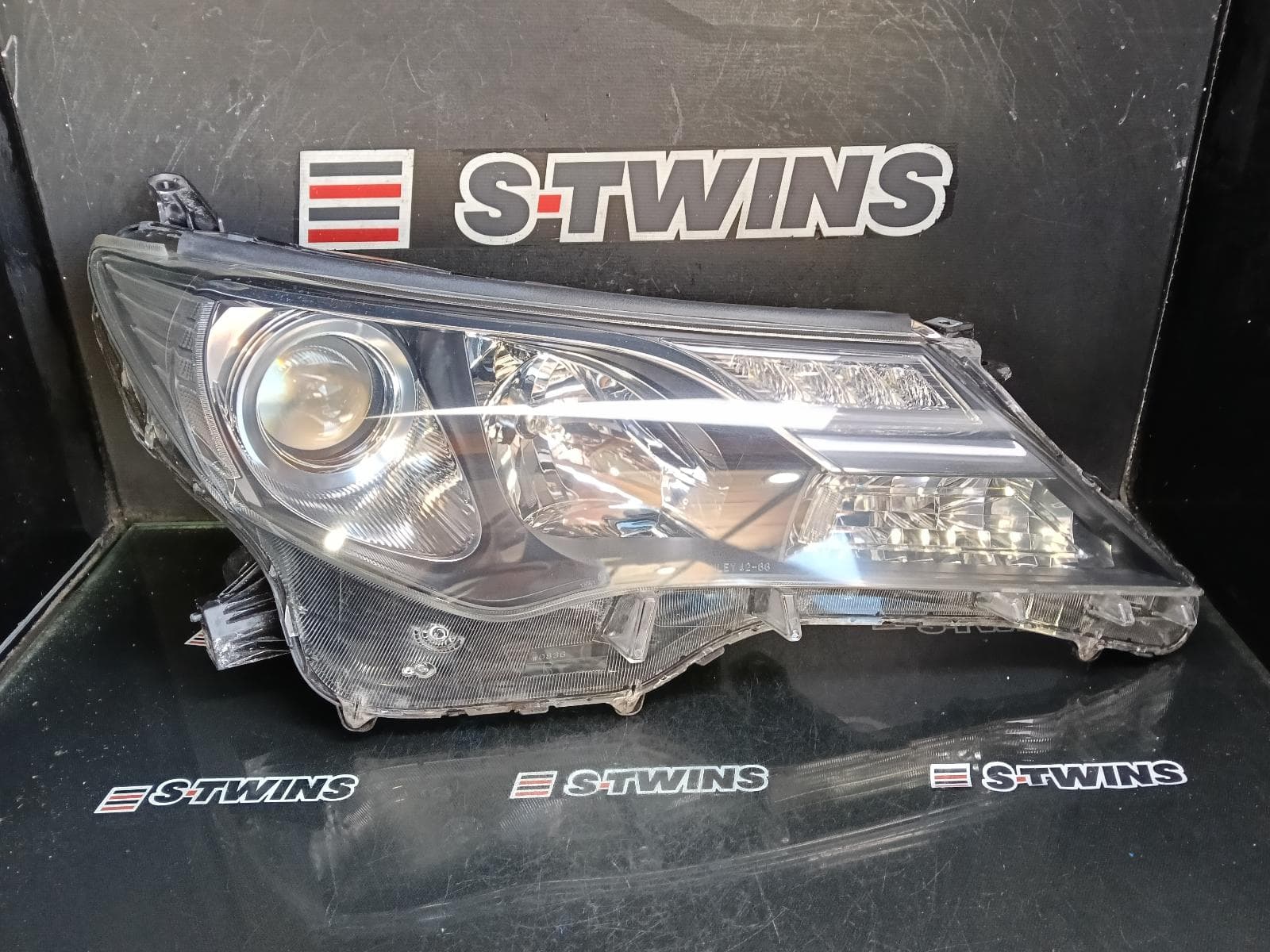 Used auto part listing image: 2015 TOYOTA RAV4 RIGHT HEADLAMP XA40, CRUISER, XENON, AUTO LEVELLING TYPE, 12/12-09/15 0000412271