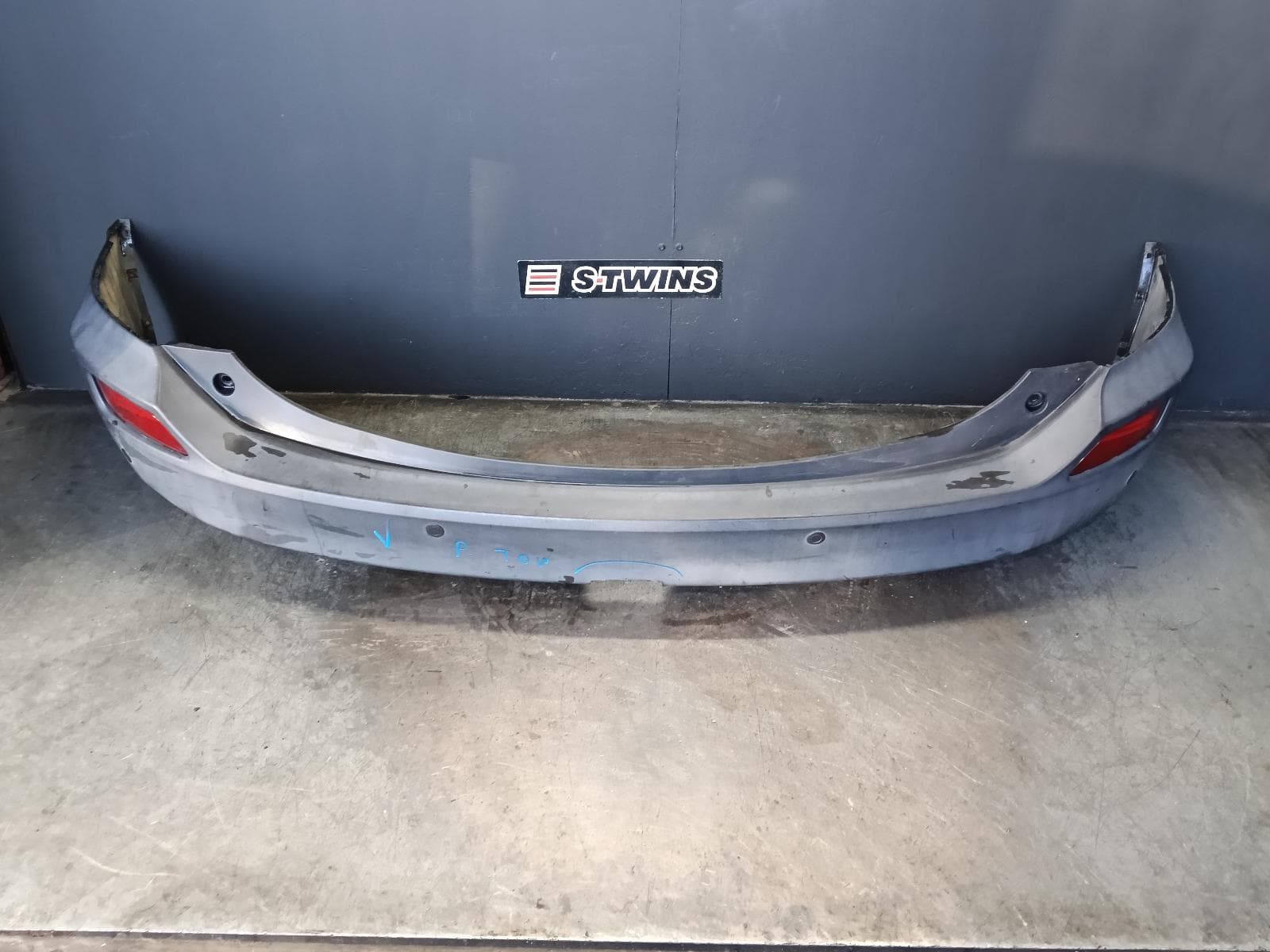 Used auto part listing image: 2015 TOYOTA RAV4 REAR BUMPER XA40, W/ PARK SENSOR TYPE, 12/12-09/15 0000412272