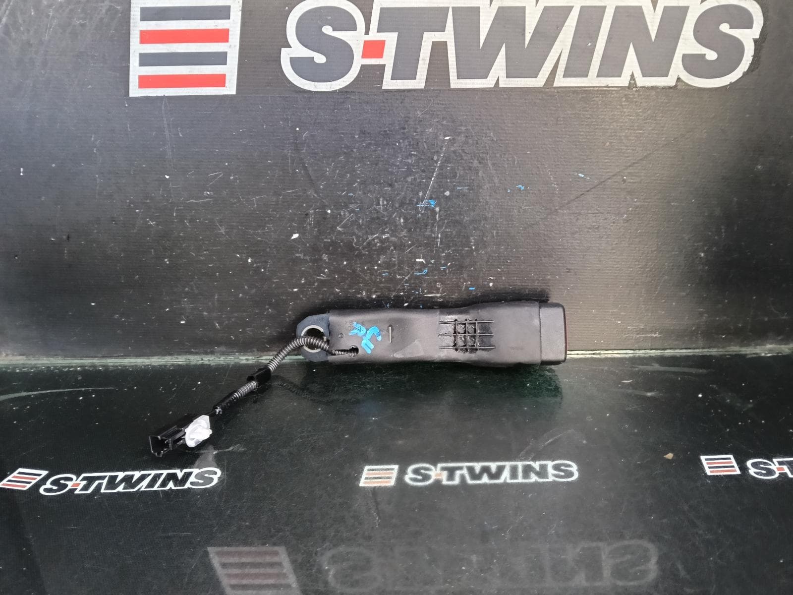 Used auto part listing image: 2015 TOYOTA RAV4 SEAT BELT STALK LH REAR, SEAT BELT STALK ONLY, XA40, 12/12-09/15 0000412284