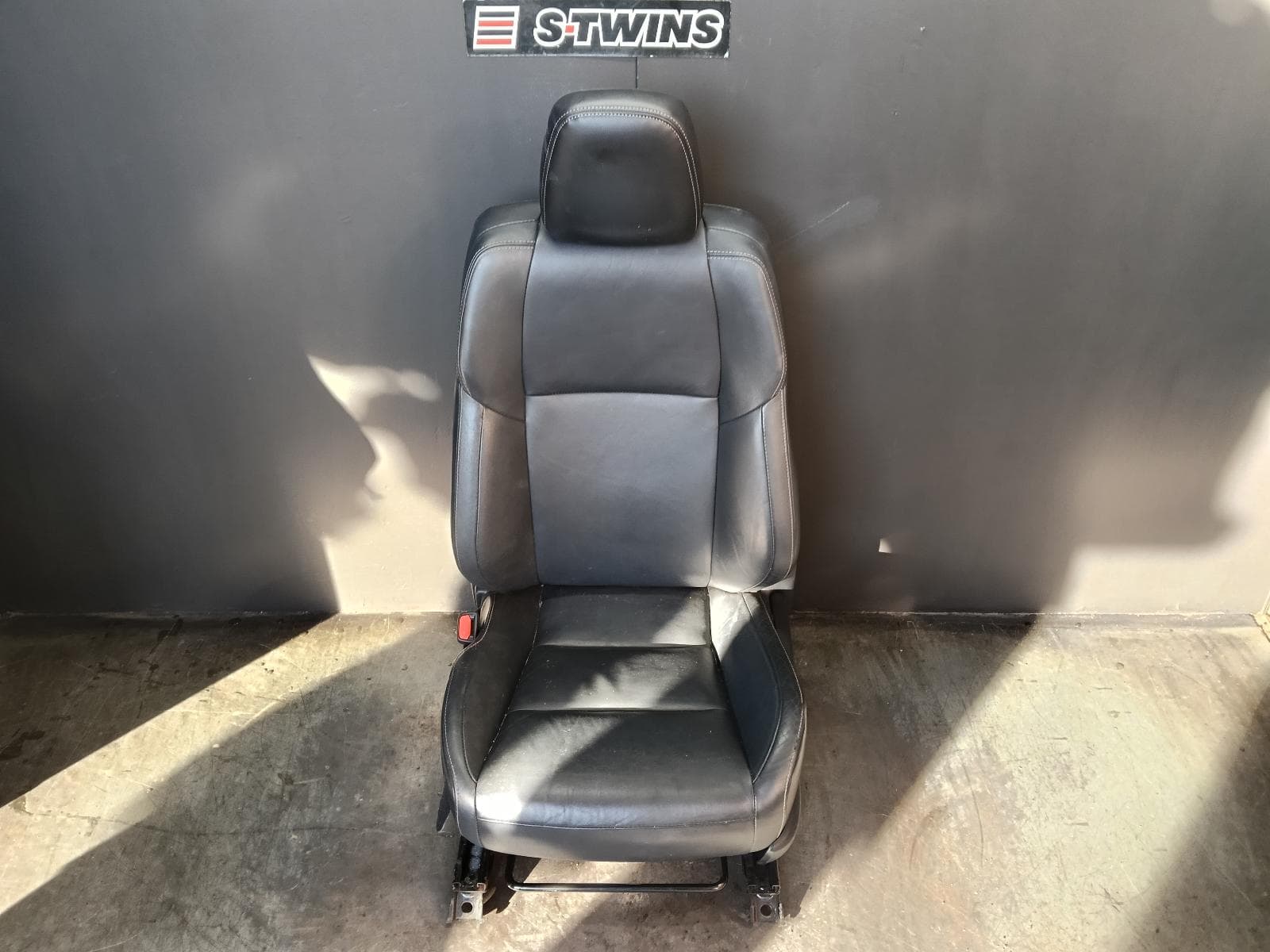 Used auto part listing image: 2015 TOYOTA RAV4 FRONT SEAT LH FRONT, XA40, LEATHER, BLACK, 12/12-12/18 0000412285