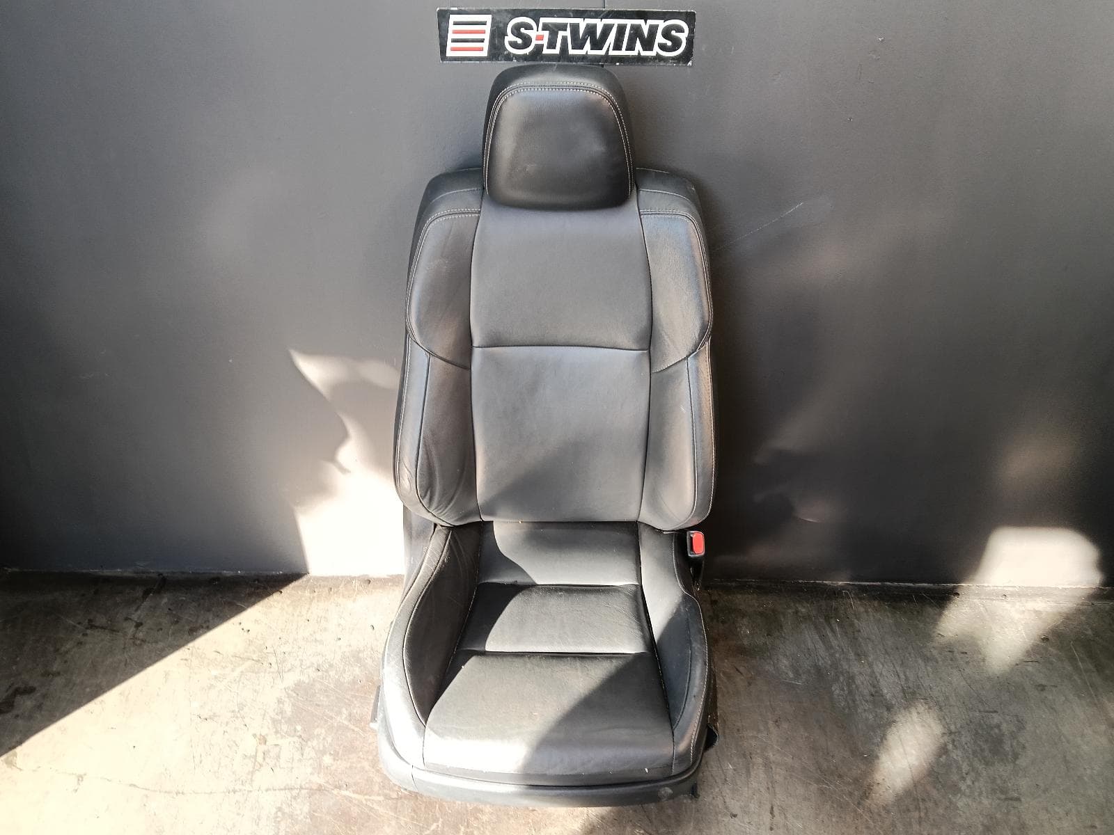 Used auto part listing image: 2015 TOYOTA RAV4 FRONT SEAT RH FRONT, XA40, LEATHER, BLACK, 12/12-12/18 0000412286