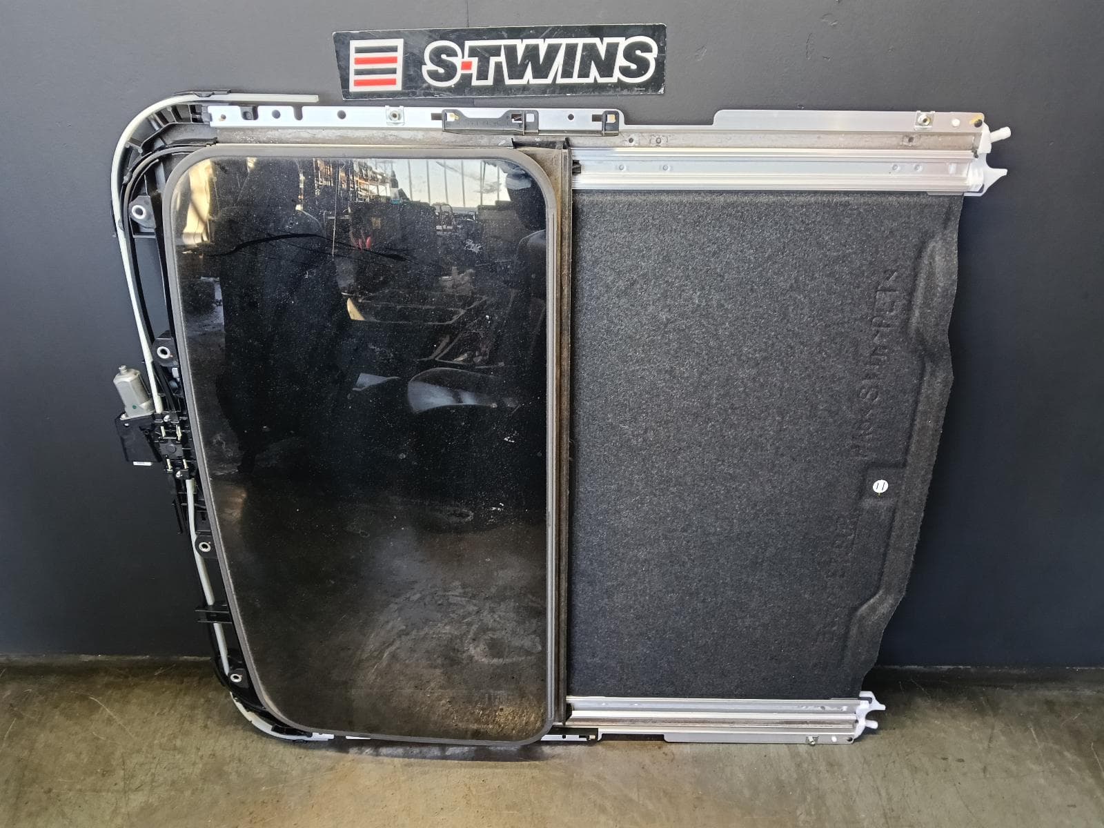 Used auto part listing image: 2015 TOYOTA RAV4 ROOF GLASS SUNROOF T XA40, 12/12-12/18 0000412287