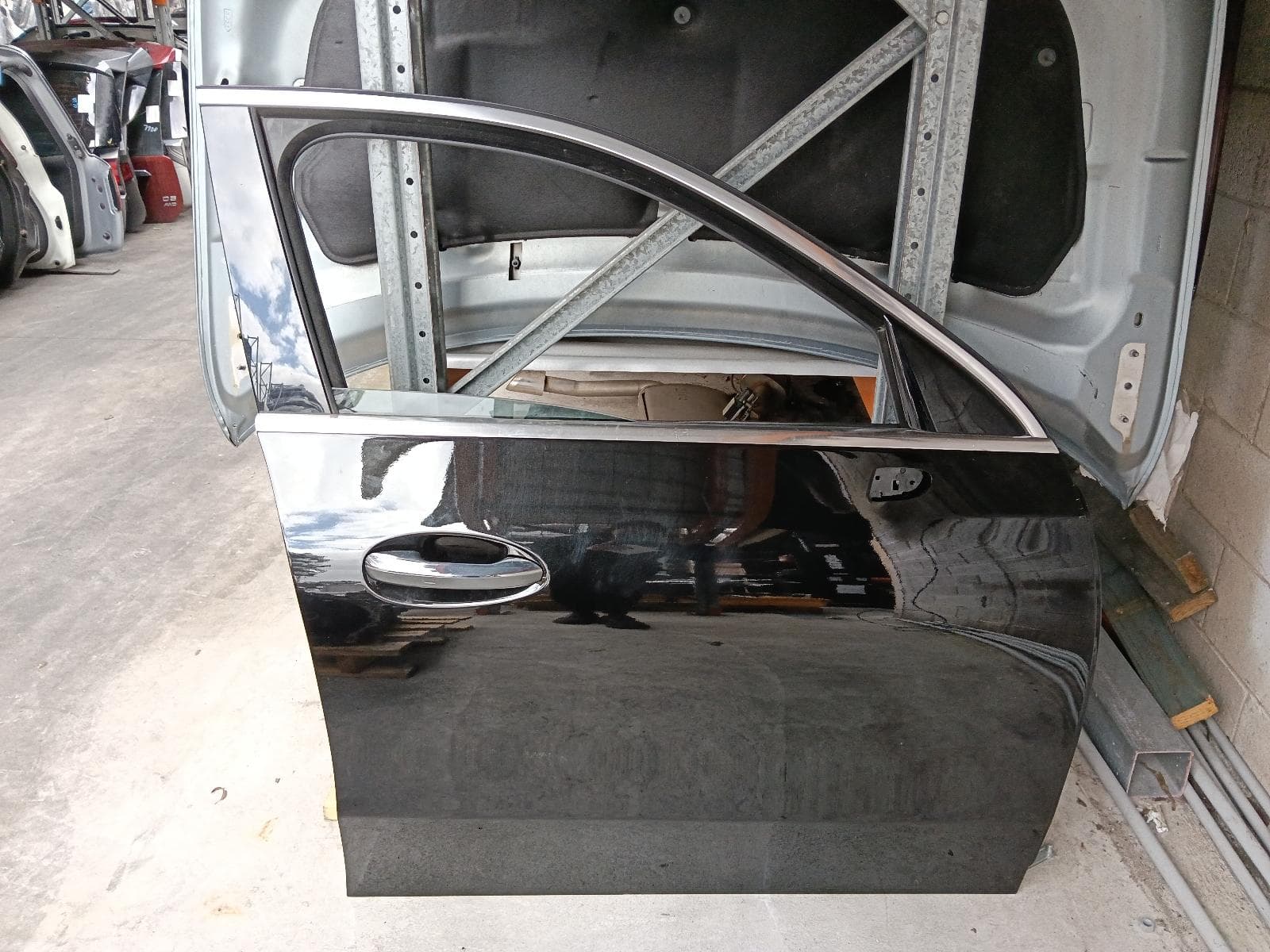 Used auto part listing image: 2023 MERCEDES GLC CLASS RIGHT FRONT DOOR X254, SUV, 10/22- 0000407711