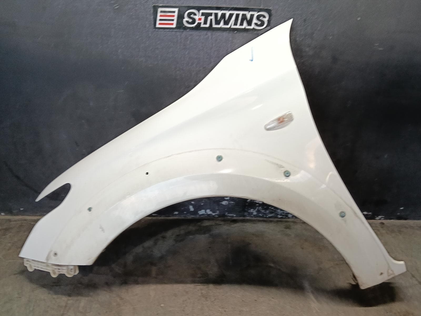 Used auto part listing image: 2017 MITSUBISHI TRITON LEFT GUARD MQ, FLARED, W/ REPEATER LAMP TYPE, 03/15-10/18 0000411425
