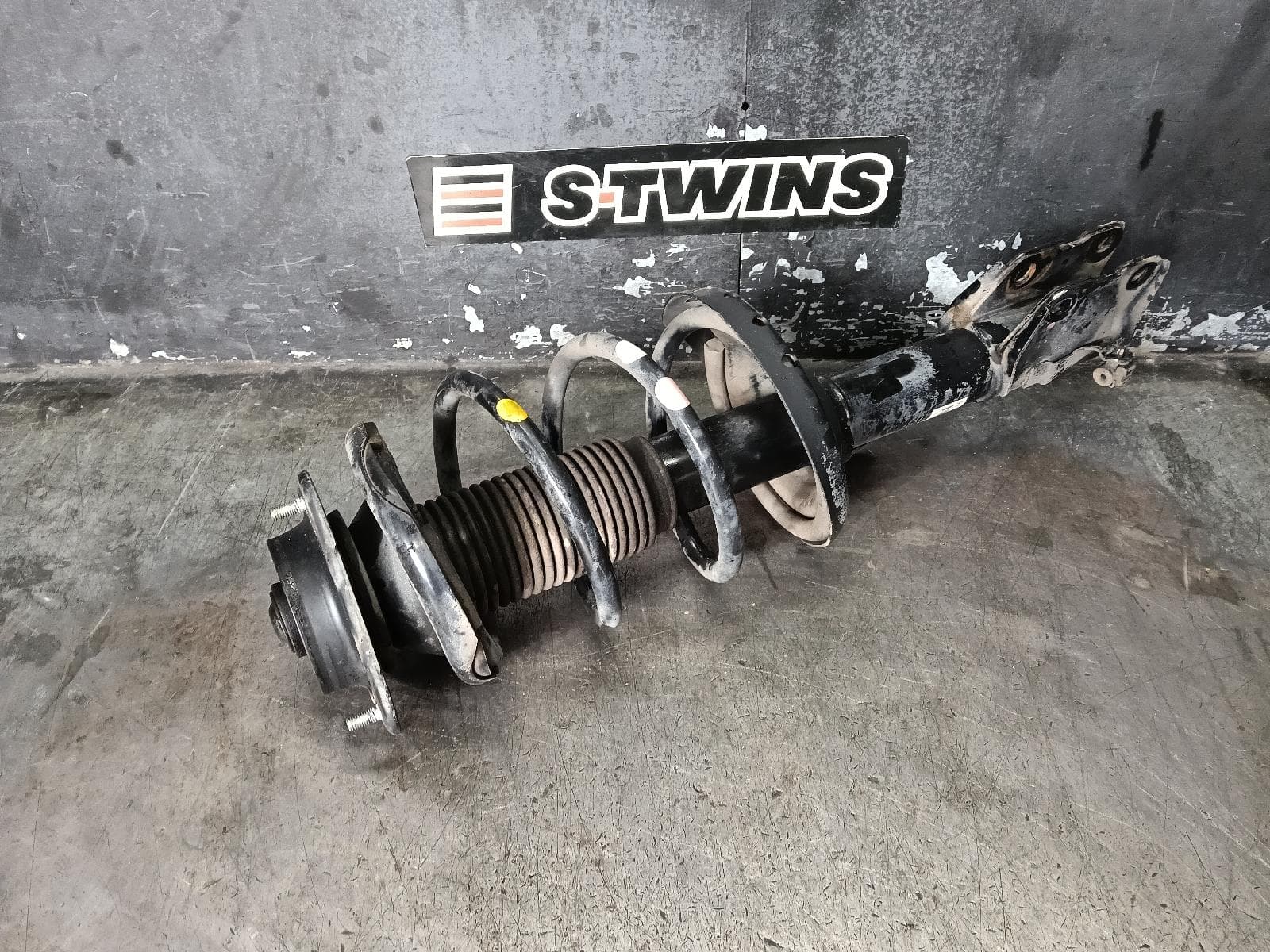 Used auto part listing image: 2016 SUBARU OUTBACK LEFT FRONT STRUT 6TH GEN, 2.5/3.6, PETROL, 08/14-12/20 0000411013