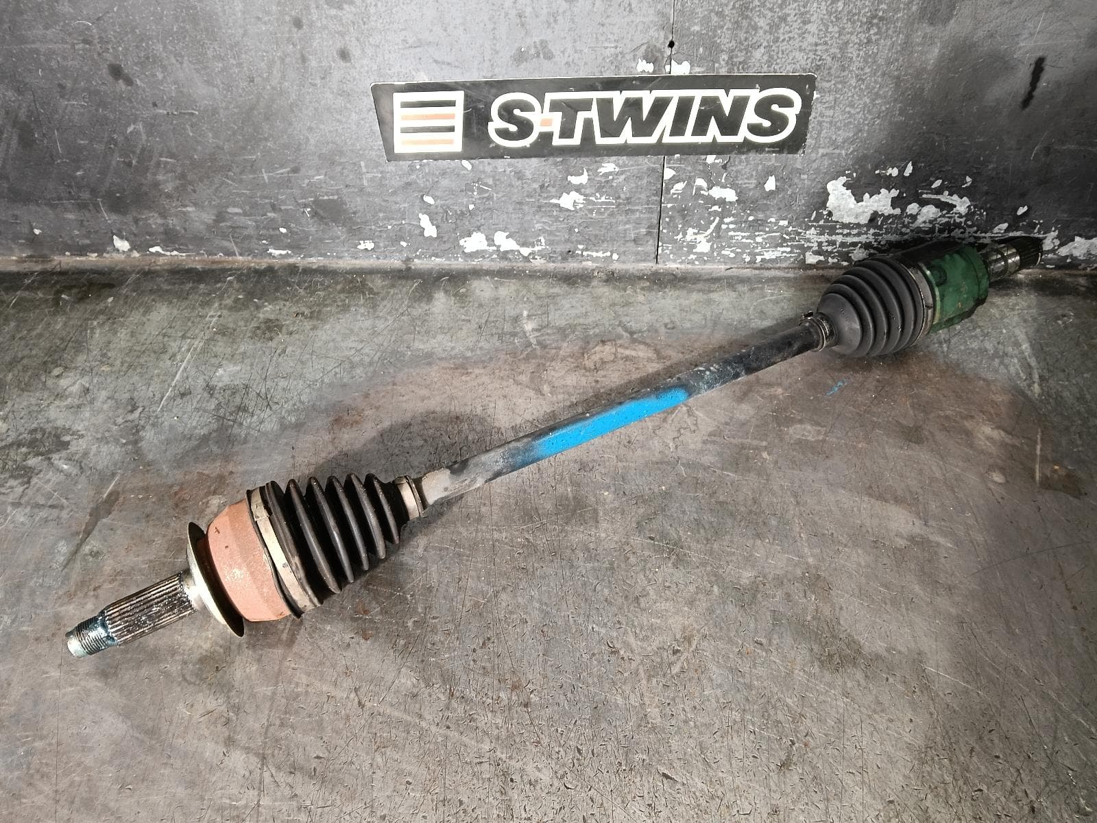 Used auto part listing image: 2016 SUBARU OUTBACK RIGHT DRIVESHAFT FRONT, 6TH GEN, 08/14-12/20 0000411015