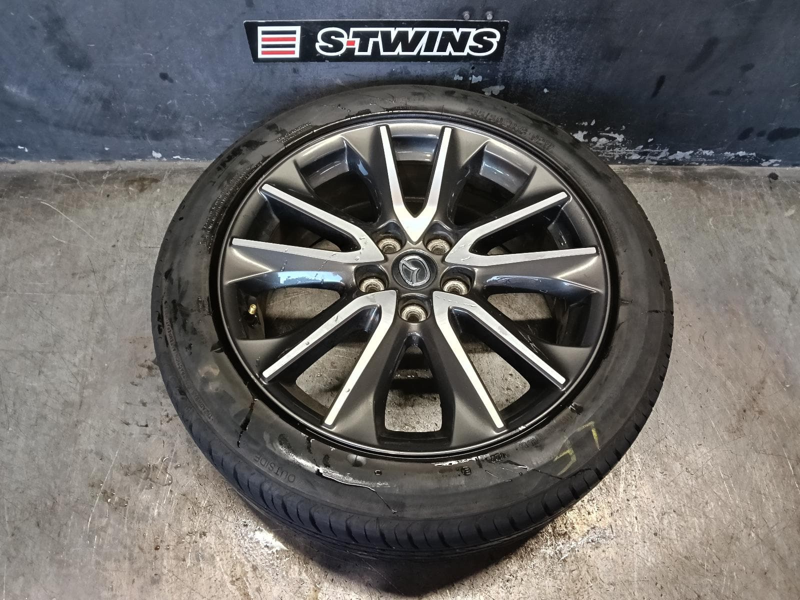 Used auto part listing image: 2016 MAZDA CX3 WHEEL MAG FACTORY, 18X7IN, 5 V SPOKE, BI-COLOUR, DK, 03/15-05/18 0000411229
