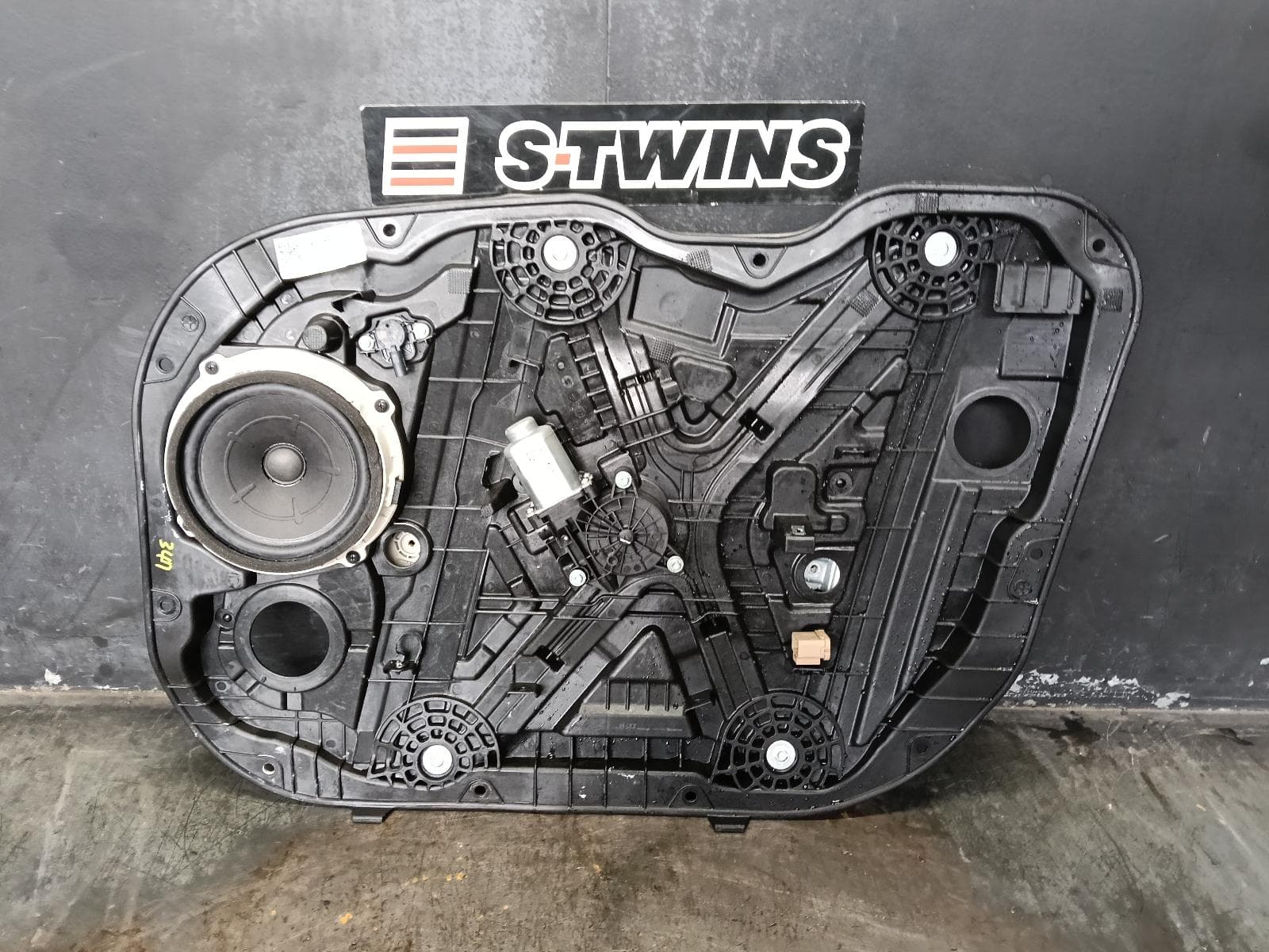 Used auto part listing image: 2018 HYUNDAI I30 RIGHT FRONT WINDOW REG MOTOR PD, HATCH, DOOR REG ASSY (REG AND MOTOR), 2 PIN TYPE, 03/17-12/25 0000403813