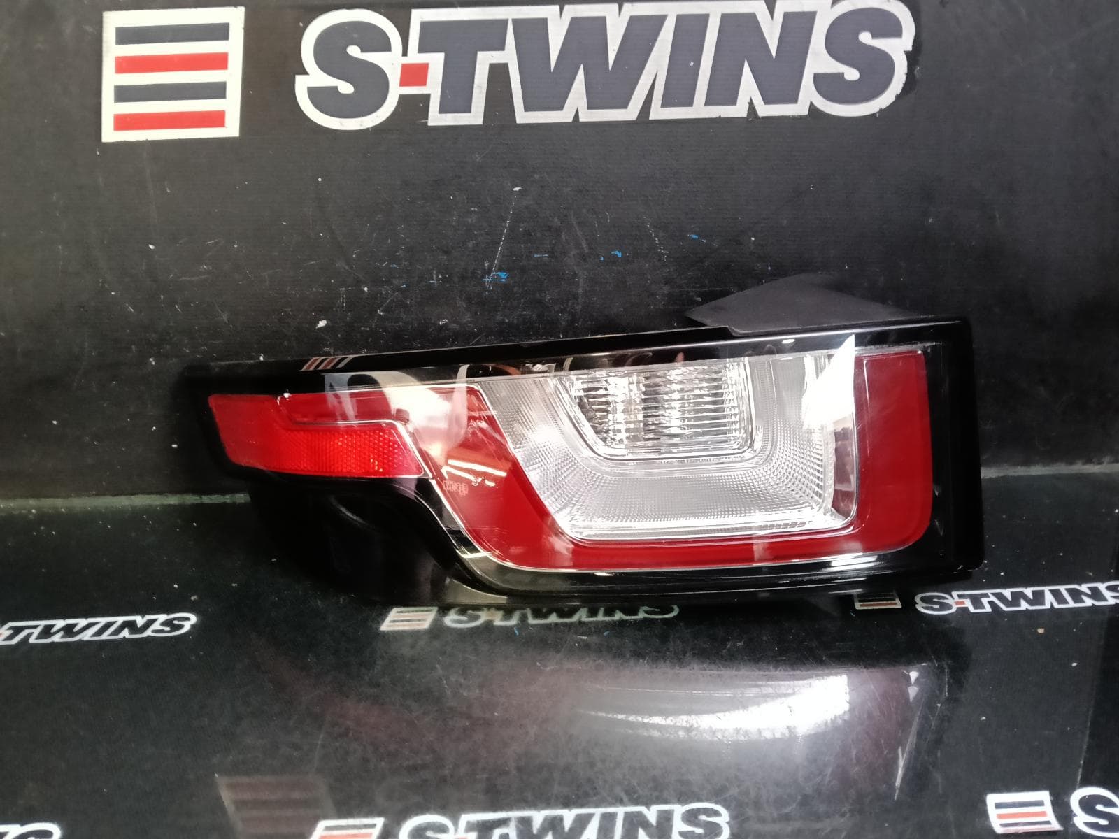 Used auto part listing image: 2017 LAND ROVER RANGE ROVER EVOQUE LEFT TAILLIGHT IN BODY, L538, NON CABRIO, CLEAR TYPE, 07/15-01/19 0000409702