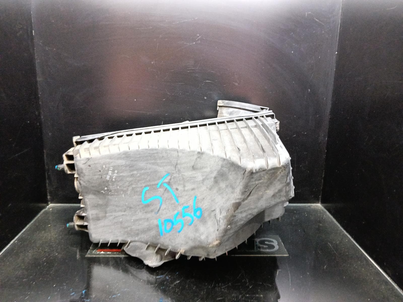 Used auto part listing image: 2011 PORSCHE CAYENNE AIR CLEANER BOX AIR CLEANER, 92A, 3.0, DIESEL, 07/10-04/18 0000410803