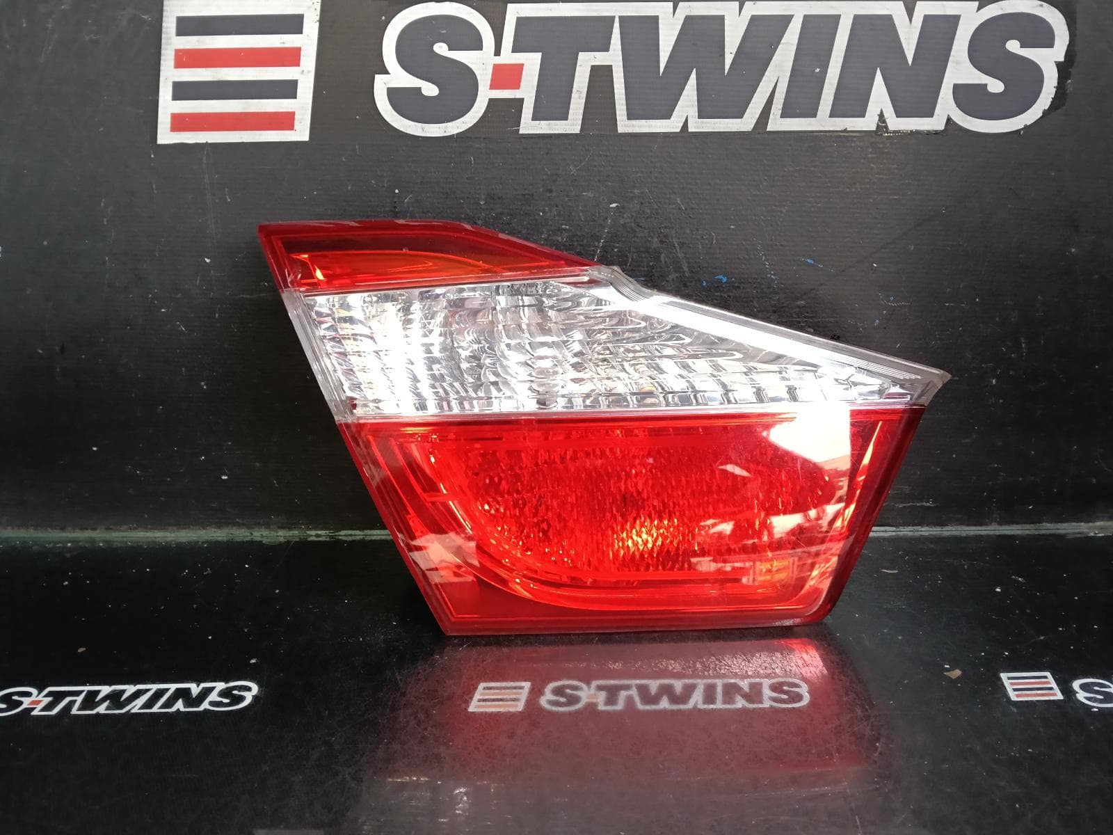 Used auto part listing image: 2013 TOYOTA AURION REAR GARNISH BOOTLID LAMP (LH SIDE), GSV50R, 02/12-08/17 0000411604
