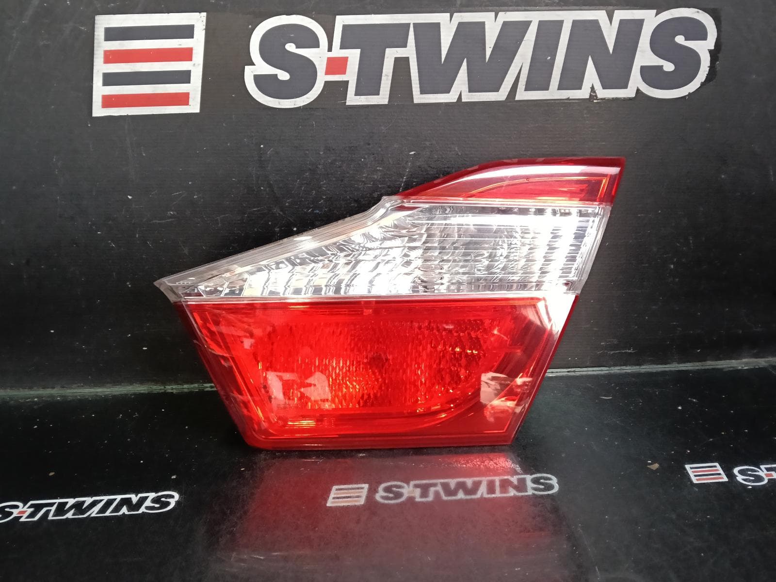 Used auto part listing image: 2013 TOYOTA AURION REAR GARNISH BOOTLID LAMP (RH SIDE), GSV50R, 02/12-08/17 0000411605