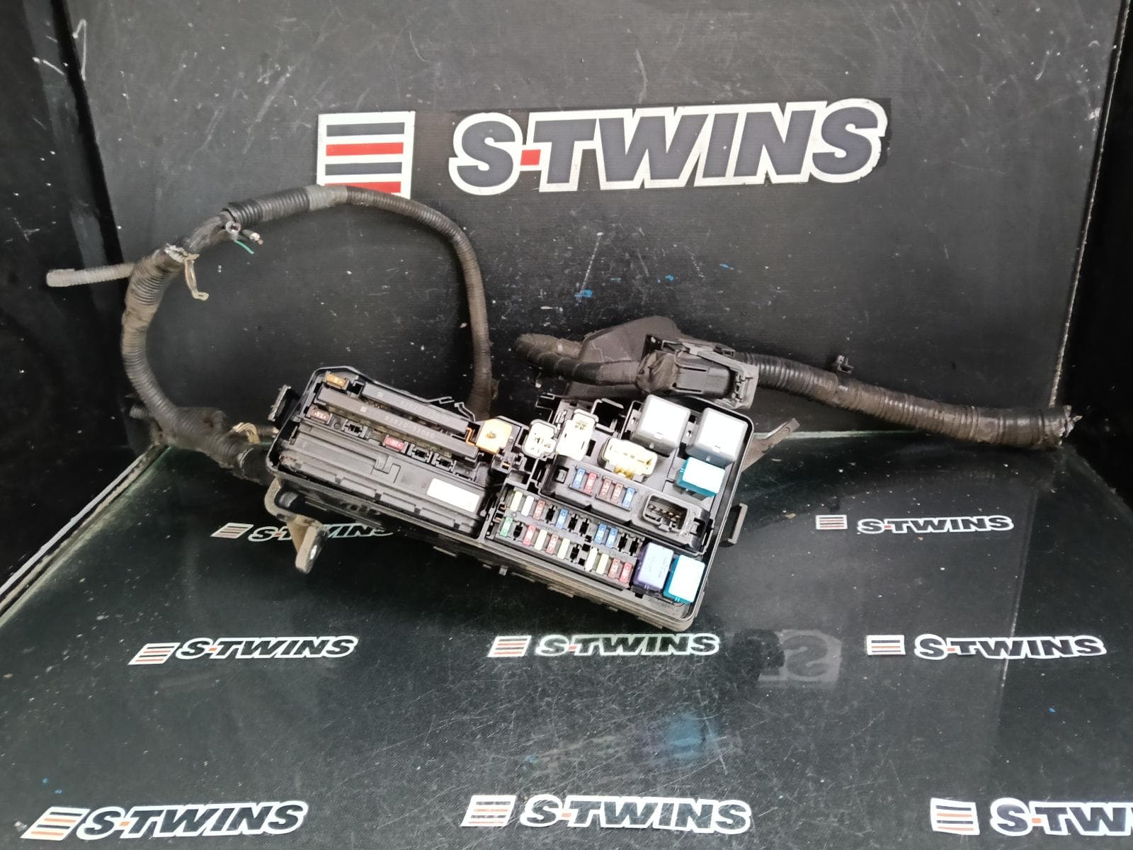 Used auto part listing image: 2013 TOYOTA AURION FUSE BOX ENGINE BAY, GSV50R, 02/12-08/17 0000411613