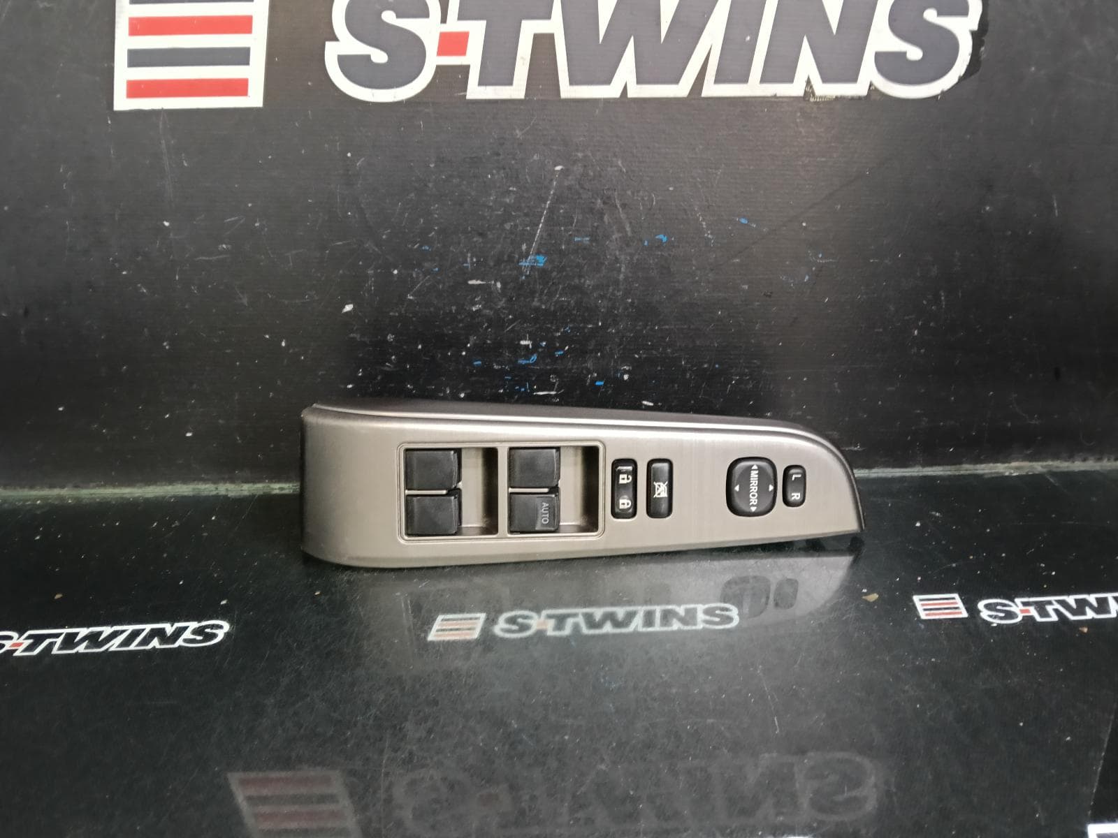 Used auto part listing image: 2013 TOYOTA AURION PWR DR WIND SWITCH RH FRONT (MASTER SWITCH), GSV50R, 02/12-08/17 0000411620
