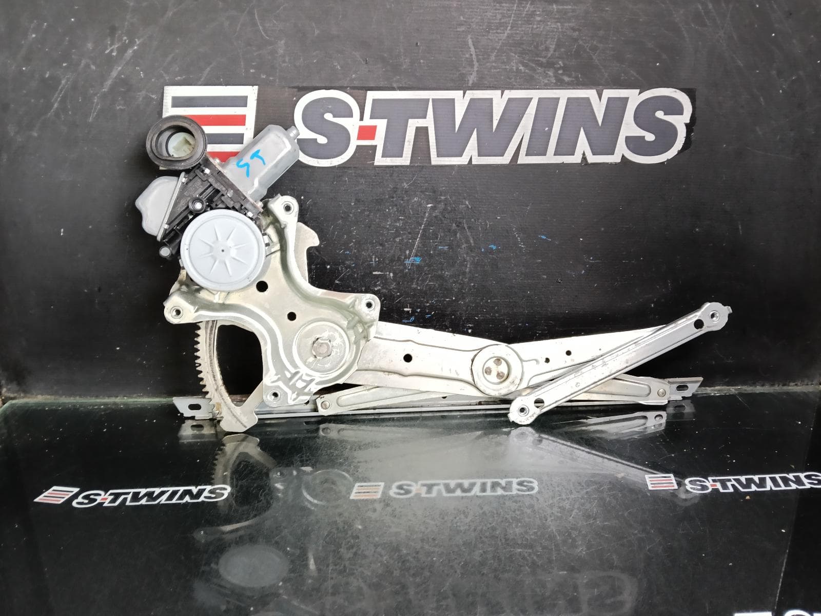 Used auto part listing image: 2013 TOYOTA AURION RIGHT FRONT WINDOW REG MOTOR POWER, GSV50R, 02/12-08/17 0000411622