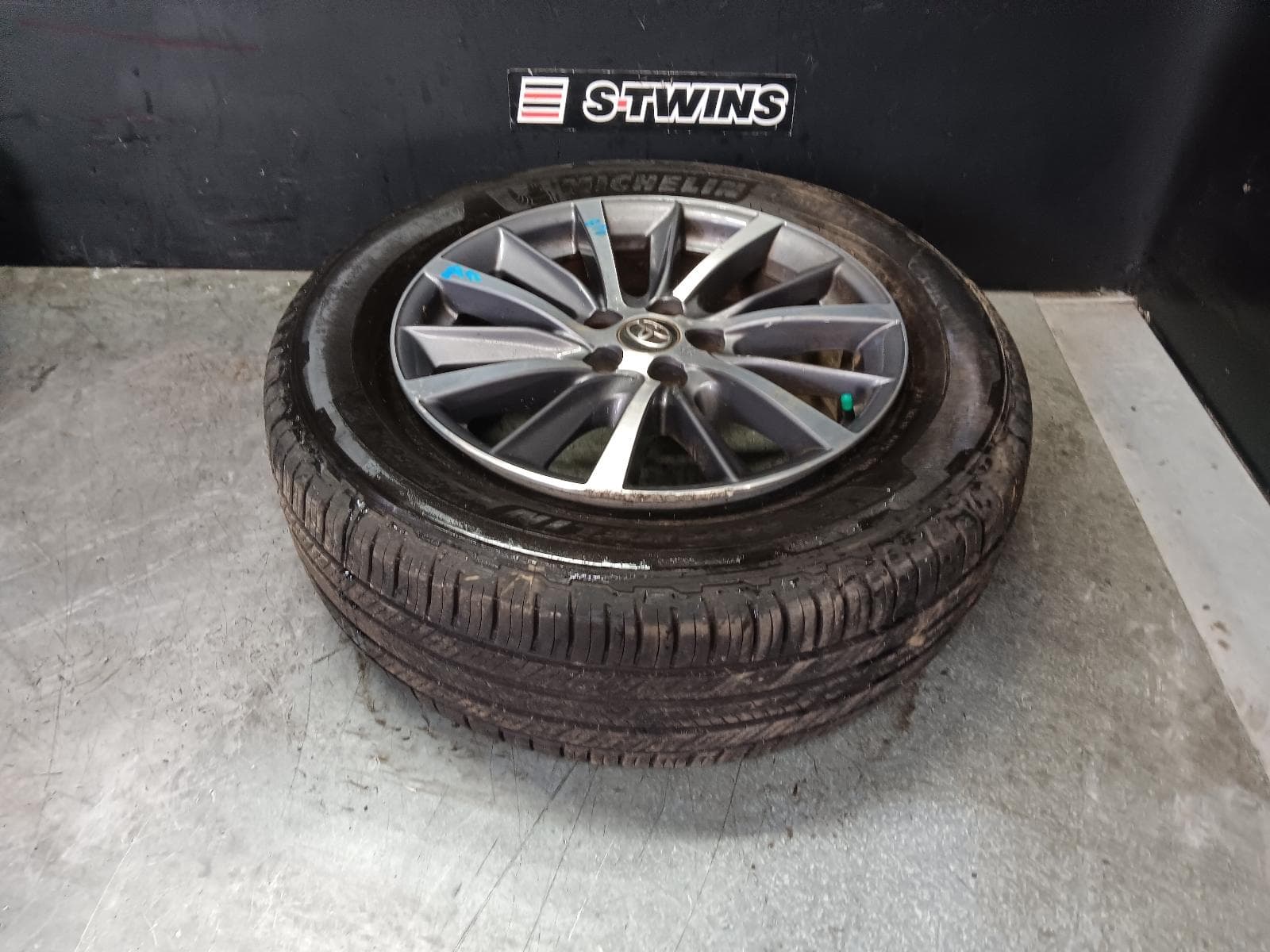 Used auto part listing image: 2017 TOYOTA KLUGER WHEEL MAG FACTORY, 18X7.5IN, GXL, GSU50/GSU55, 11/16-02/21 0000410886